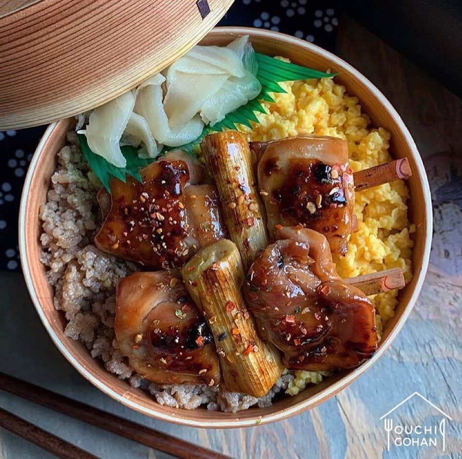 おうちごはん編集部さんのインスタグラム写真 - (おうちごはん編集部Instagram)「【 #おうちごはんLover 】photo by @n.harapeko  ﻿ @n.harapeko さんが娘さんのお弁当の日に作ったのは、とり×とり弁当。鶏そぼろとたまごそぼろの上に焼き鳥。鶏肉好きにはたまらない、トリプル鶏めし！﻿ 焼き鳥の照りが食欲をそそりますー！﻿ ﻿ ごはんの間にもそぼろがたっぷり底サンドされているそう😲﻿ ﻿ 満足感たっぷり、愛情もたっぷりのすばらしいお弁当ですね🍱﻿ ﻿ ------------------﻿ ◆ #おうちごはんLover を付けて投稿するとおうちごはんの記事やこのアカウント、おうちごはん発信のトレンドリリースなどでご紹介させていただくことがございます。スタッフが毎日楽しくチェックしています♪﻿ ﻿ ［staff : たえさん］﻿ ------------------﻿ ﻿ #おうちごはんlover #おうちごはんラバー #ouchigohanlover #デリスタグラマー #ouchigohan #いつものいただきますを楽しく #おうちカフェ #おうちごはん #lin_stagrammer #foodporn #foodphoto #foodstyling #おうちごはん革命 #おうち時間 #おうちで過ごそう #男子おはん #おとこめし #焼き鳥弁当 #焼き鳥 #お弁当 #lunchbox #曲げわっぱ #わっぱ弁当 #お母さんの愛」8月2日 11時51分 - ouchigohan.jp