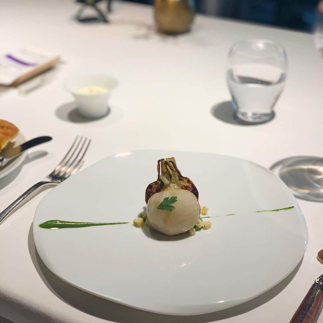 沢瀉美緒さんのインスタグラム写真 - (沢瀉美緒Instagram)「※ Wonderful dishes 💛💚🧡 @leffervescence ✨ . 久しぶりにお伺いした、レフェルベソンス💛 . この日は梅雨明けが宣言されお天気も良かった✨ . 日本各地のこだわりの食材を使ったコースは どれも目にも美しく、もちろん美味しい💛 ◆雲丹　毛蟹　鮑　ササニシキのリゾット　 ◆うるかで焼いた鮎をミズナラのどんぐりクレープ 　で巻いて　 梅紅酢と野生の山椒 ◆ メロン　パッションフルーツ　 乳酸発酵乳アイスクリーム　 ゴーフレット　茴香の花 がとっても印象的でした😋 . 日本各地から厳選された食材を 食べるのも、 旅行に行かれないご時世の楽しみであり消費に繋がればと 味わっていただきました🍃 . 料理長の生江史伸さんの言葉、 今の時代特に心に響くかも知れません。 . このお料理に携る皆様との一座建立を感じながらの 楽しいひとときでした✨ . . #レフェルベソンス #leffervescence #一座建立 #ミオログ #tokyo #東京 #tokyogourmet #instagood #foodie」8月2日 11時44分 - mio_omodaka