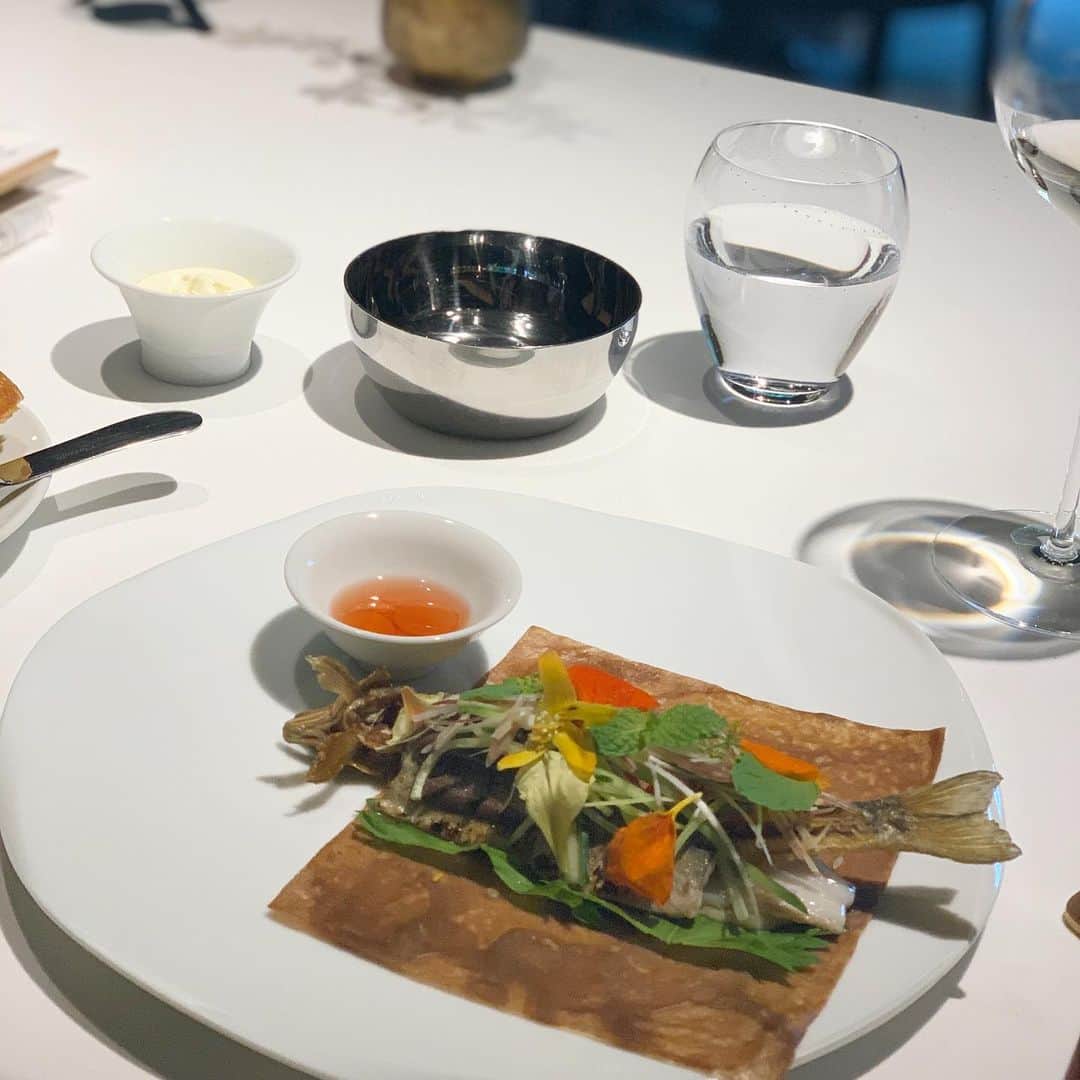 沢瀉美緒さんのインスタグラム写真 - (沢瀉美緒Instagram)「※ Wonderful dishes 💛💚🧡 @leffervescence ✨ . 久しぶりにお伺いした、レフェルベソンス💛 . この日は梅雨明けが宣言されお天気も良かった✨ . 日本各地のこだわりの食材を使ったコースは どれも目にも美しく、もちろん美味しい💛 ◆雲丹　毛蟹　鮑　ササニシキのリゾット　 ◆うるかで焼いた鮎をミズナラのどんぐりクレープ 　で巻いて　 梅紅酢と野生の山椒 ◆ メロン　パッションフルーツ　 乳酸発酵乳アイスクリーム　 ゴーフレット　茴香の花 がとっても印象的でした😋 . 日本各地から厳選された食材を 食べるのも、 旅行に行かれないご時世の楽しみであり消費に繋がればと 味わっていただきました🍃 . 料理長の生江史伸さんの言葉、 今の時代特に心に響くかも知れません。 . このお料理に携る皆様との一座建立を感じながらの 楽しいひとときでした✨ . . #レフェルベソンス #leffervescence #一座建立 #ミオログ #tokyo #東京 #tokyogourmet #instagood #foodie」8月2日 11時44分 - mio_omodaka