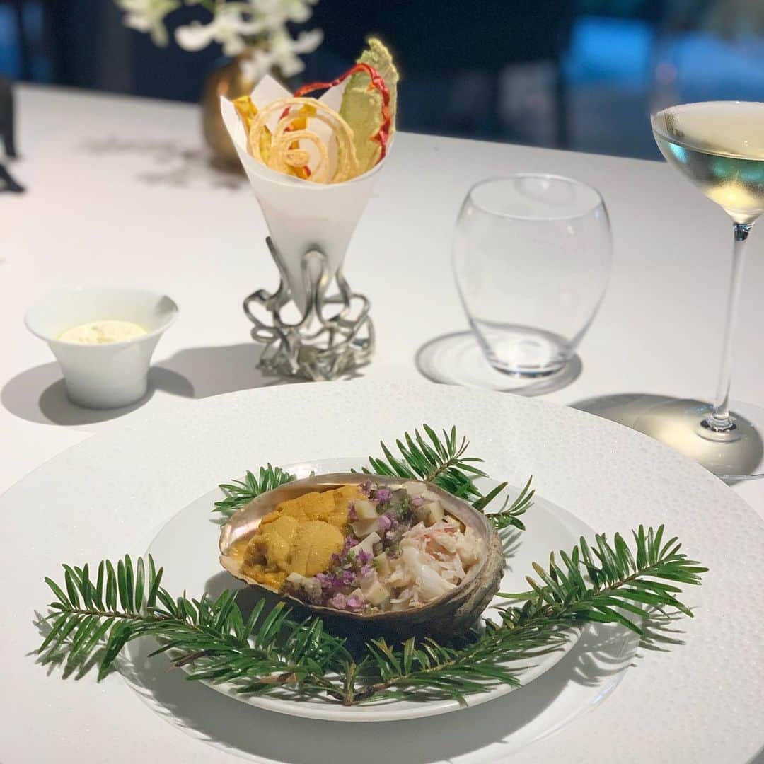 沢瀉美緒さんのインスタグラム写真 - (沢瀉美緒Instagram)「※ Wonderful dishes 💛💚🧡 @leffervescence ✨ . 久しぶりにお伺いした、レフェルベソンス💛 . この日は梅雨明けが宣言されお天気も良かった✨ . 日本各地のこだわりの食材を使ったコースは どれも目にも美しく、もちろん美味しい💛 ◆雲丹　毛蟹　鮑　ササニシキのリゾット　 ◆うるかで焼いた鮎をミズナラのどんぐりクレープ 　で巻いて　 梅紅酢と野生の山椒 ◆ メロン　パッションフルーツ　 乳酸発酵乳アイスクリーム　 ゴーフレット　茴香の花 がとっても印象的でした😋 . 日本各地から厳選された食材を 食べるのも、 旅行に行かれないご時世の楽しみであり消費に繋がればと 味わっていただきました🍃 . 料理長の生江史伸さんの言葉、 今の時代特に心に響くかも知れません。 . このお料理に携る皆様との一座建立を感じながらの 楽しいひとときでした✨ . . #レフェルベソンス #leffervescence #一座建立 #ミオログ #tokyo #東京 #tokyogourmet #instagood #foodie」8月2日 11時44分 - mio_omodaka