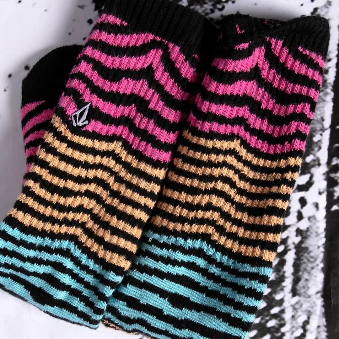 ボルコムのインスタグラム：「🌀 Trip out on our socks! 🌀 #taptoshop」