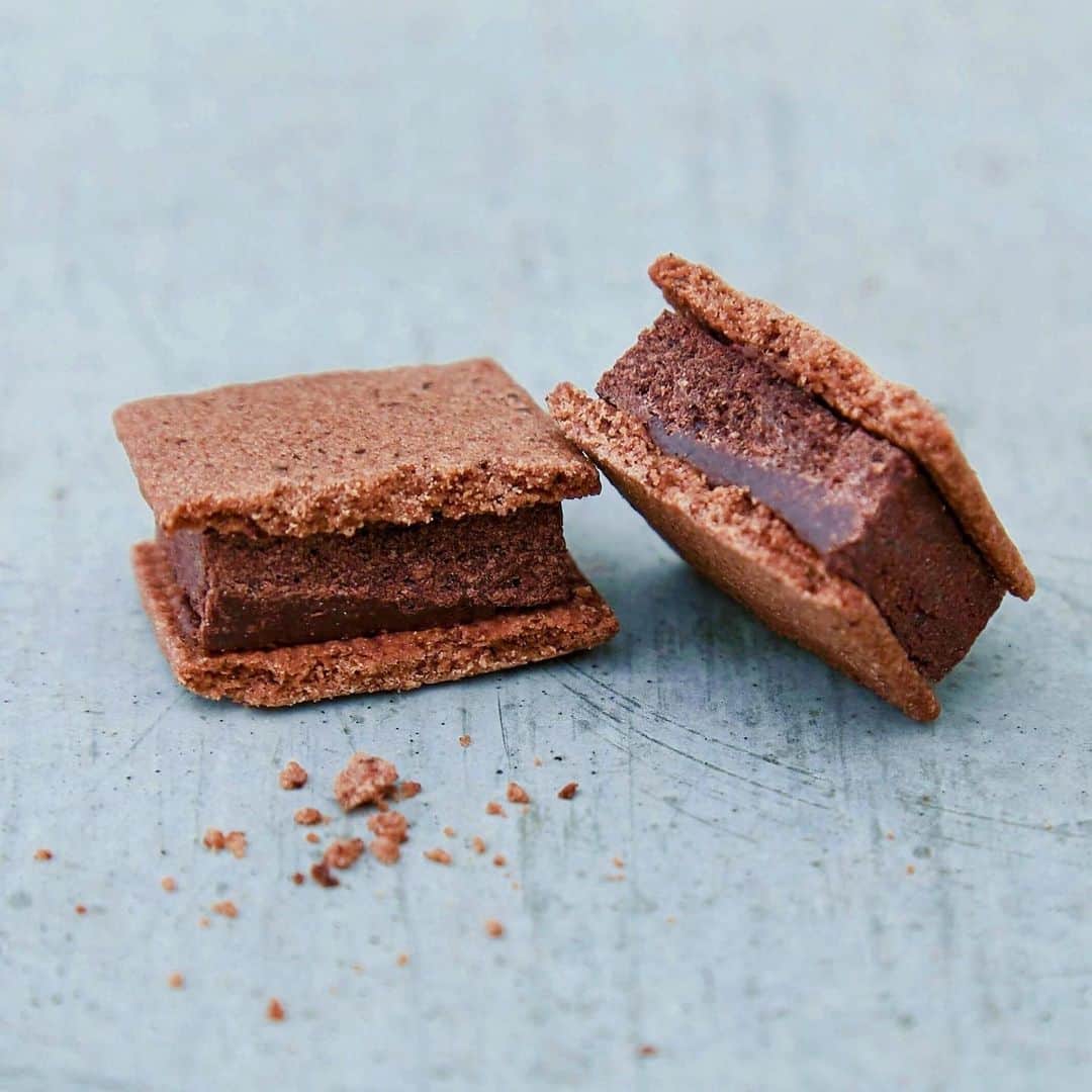 Minimal-BeantoBarChocolate-さんのインスタグラム写真 - (Minimal-BeantoBarChocolate-Instagram)「ザクザクとした食感と、カカオの芳醇な香りの「 #チョコレートサンドクッキー 」🍫﻿ ﻿ 最高品質のカカオの豊かな香りを引き出したチョコレートを、分厚くしてサンドしています👨‍🍳﻿ ﻿ 産地の違うカカオの、4つのフレーバーをお楽しみください。﻿ ﻿ #MinimalChocolate #MinimalBeanToBarChocolate #BeanToBar #BeanToBarChocolate #craftchocolate #ミニマルチョコレート #ミニマルビーントゥバーチョコレート #ビーントゥバー #板チョコ #クラフトチョコレート #カカオ #富ヶ谷 #奥渋  #代々木上原  #銀座 #おうちカフェ #スイーツ部 #手土産 #東京カフェ #カフェ巡り #東京グルメ #tokyo #ギフト #サンドクッキー #クッキー #チョコレート #焼き菓子」8月2日 12時00分 - minimal_beantobarchocolate