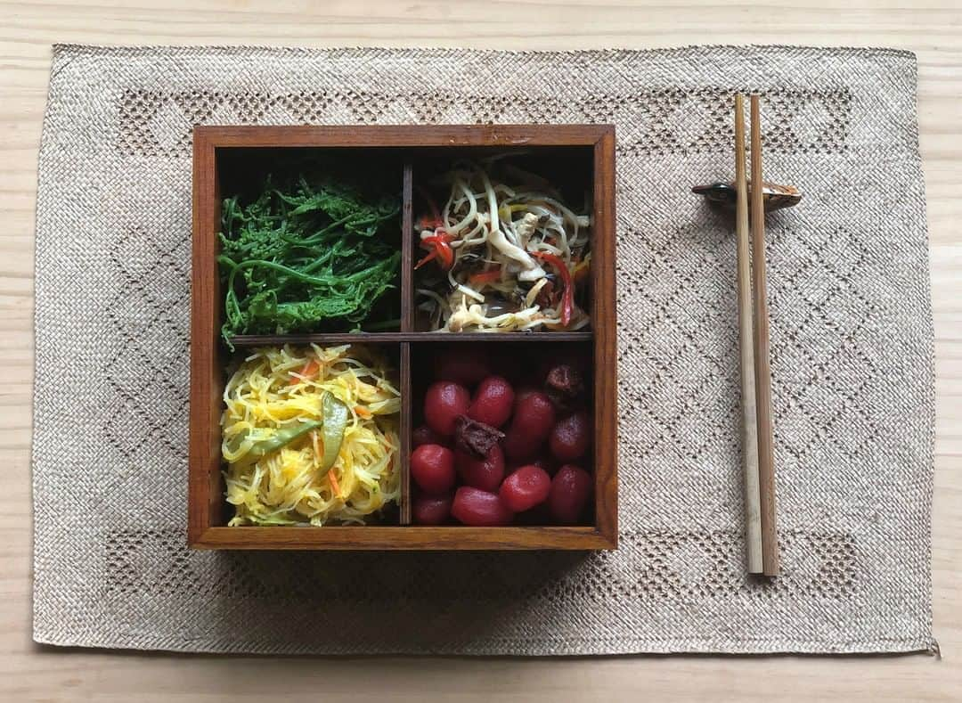 森美術館さんのインスタグラム写真 - (森美術館Instagram)「🍴 ARTISTS COOKBOOK BY MAM レシピ#17 ツァイ・チャウェイ（蔡佳葳）「台湾風弁当箱に詰められた祖母の思い出」  現在地：台北（台湾）  宇宙や自然界の大いなる力が、チャウェイの作品には感じられます。ヴィーガン（菜食主義者）になったという彼女の食生活にも、自然の豊かな恵みが、色鮮やかに照らし出されています。  • 料理にまつわるストーリー 故郷でひとり長い時間を過ごしていると、祖母とその料理が恋しくなります。自分のライフスタイルを最近大きく変えたのですが、それはベジタリアンになったことです。祖母の料理のうちでもお気に入りを、どうやって野菜ベースの料理に変えて、スタジオに持って行くお弁当箱に詰めるかよく考えています。この機会に、ヴィーガン（完全菜食主義）そして旬の素材を使い、祖母の思い出が詰まった料理を紹介しようと思います。祖母は90歳代まで、長く良い人生を送りました。ここで偶然、これらのレシピに出会うみなさんにも、健やかに過ごすための滋養をもたらしてくれることを願います。  • 所要時間 すべて30分程度。ただしトマトの酢漬け、乾燥ドラゴンフルーツ、インゲン、オオムギは仕込みに一晩。  • レシピ  ◆ヤマブシタケ（モンキーヘッド・マッシュルーム）のスープ 1. クコの実（ゴジベリー）とナツメ（レッド・デーツ）を15分程度水に浸す。 2. 薄切りにしたショウガとヤマブシタケをフライパンで炒める。香り付けにゴマ油を加え、水に浸したクコの実とナツメを合わせて炒め、スープ用の陶磁器に入れる。 3. 別途、刻んだニンジンとカブを強火でさっと炒めて、上記の器に加える。 4. 水を加え、中火で30分ほど煮て出来上がり。 鶏肉を身がしっかりしたヤマブシタケで代用したこのスープ、伝統的な中国文化では全成分に薬効があり、健康に大きなメリットがあるとされています。  ◆台湾風カボチャビーフン 1. お湯を沸かし、油と塩を1:3の割合で加えたら、乾燥ビーフンを柔らかくなるまで茹でる。茹であがったら、ビーフンだけ陶器に移して蓋をしておく。 2. しいたけ、ニンジン、キャベツ、カボチャを薄切りにする。まずはしいたけとニンジンを強火でさっと炒め、その後にキャベツ、カボチャ、サヤエンドウと水を適量足す。水が沸騰したら、白コショウと塩、ターメリックパウダーを加える。 3. 移しておいたビーフンと適量の水を足して、よく混ぜたら出来上がり。祖母がよく作ってくれた、典型的な台湾家庭料理です。  ◆付け合わせ ベジタリアンがきちんと栄養をとるのには、彩り豊かな料理であることが大事。付け合わせは何でもよいですが、鮮やかな色の食材を選びましょう。私は赤系の付け合わせに、トマトとプラムを選びました。沸かしたお湯に黒砂糖と乾燥プラムを加え、10分放置。また別の鍋に沸かしたお湯には、チェリートマトを入れて、お湯が冷めたらトマトの皮を剥きます。皮を剥いたチェリートマトをプラムの砂糖漬けと合わせ、瓶に入れ冷蔵庫で1～2日ほど寝かしたら出来上がり。緑系の付け合わせには、軽く茹でたハヤトウリ（熱帯地方のツル野菜）のゴマ和え。そして混色の付け合わせとして、エノキ、黄色と赤のパプリカとキクラゲを千切りにしそれぞれ軽く茹でたものを混ぜ合わせ、最後に少量の醤油とゴマ油を垂らしたものにしました。  ◆インゲンとオオムギの甘口スープと、乾燥ドラゴンフルーツ：おやつに 私は一日の長い時間をスタジオで過ごすため、お茶の休憩やおやつの時間がその日のハイライト！台湾では今年もすでに夏が始まっていますが、祖母は、暑気払いにも最適で美味しいインゲンとオオムギの甘口スープをよく作ってくれました。それぞれ別に一晩水に浸しておいたインゲンとオオムギを弱火で一緒に茹で（目安として、インゲンの皮が多少剥けるくらいまで）、砂糖を適量加えたら出来上がり。ドラゴンフルーツは薄切りにして100°C（212°F）のオーブンに一晩（10時間）入れておいて乾燥させるだけ。お湯を注いだら、美味しいお茶にもなります。  ◆水 これはレシピではありませんが、私たちの体にとって最も重要な栄養源のひとつである水の利点をいかに最大化できるか、このところ調べています。例えば、水は、銅製の容器に入れておくと浄化される、鋳鉄製のヤカンでお湯を沸かすと鉄分が増加する、などと知られていますが、鉄は、ベジタリアンの免疫力アップに特に貴重。この不安定な時世にも、みなが健康で、そして元気でありますように！  #ArtistsCookbookByMAM #TsaiCharwei #MoriArtMuseum #MuseumFromHome #Cookbook」8月2日 12時00分 - moriartmuseum