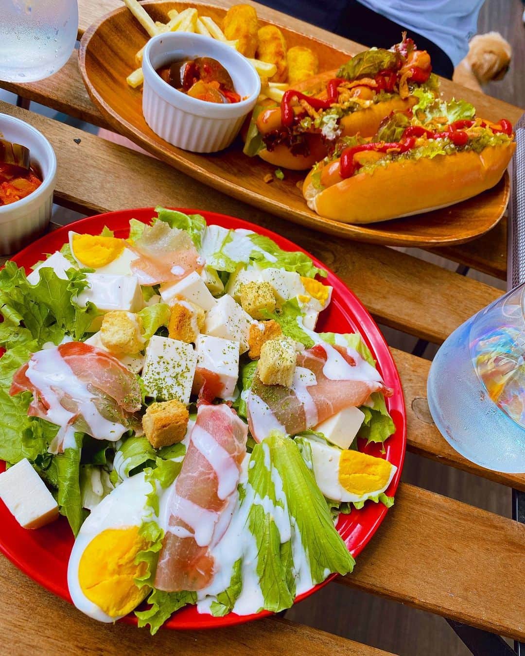ハミ さんのインスタグラム写真 - (ハミ Instagram)「▽ brunch🌭🥗🍽  ホットドッグと盛り盛りサラダ🧡  食べ始めてすぐに太陽がジリジリ本気を出してきたので、 結局ほとんど室内で食べました😂  8月はベランダカフェはお休みかな☀️  #brunch#hotdog#salad#🌭#🥗#🍽」8月2日 11時55分 - hami0519