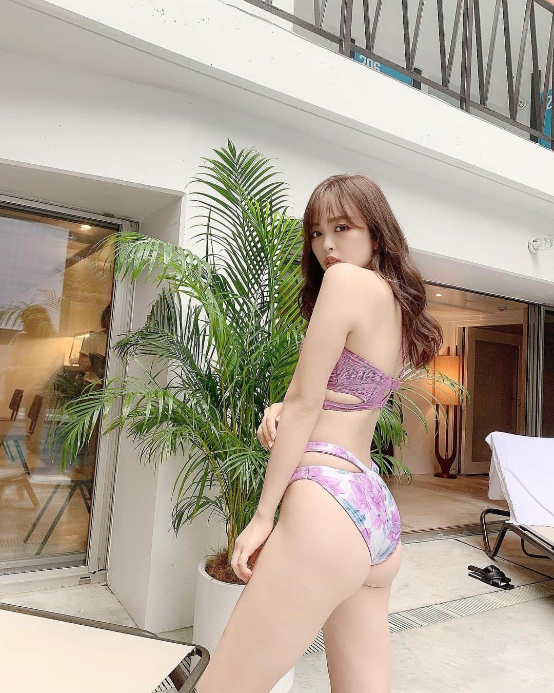 のインスタグラム：「夏がやってきましたね🌴♡♡﻿ ﻿ ﻿ やっとだねーー今年は梅雨が長かったーー☻ ﻿ ﻿ ﻿ ﻿ まぁ今年はこんな時期だから遠出も出来ないし﻿ 全然水着も着る機会👙ないだろうけど、、、﻿ ﻿ 気をつけながら程良い夏の思い出作りたいですね^ ^♡﻿ ﻿ ﻿ 大好きな、行きつけのアンチエイジングサロンで定期的にBody makeしてる💕﻿ ﻿ ﻿ 私のインスタ見てくれてる方はいつも通ってるの知ってくれてると思いますが☻ ✨﻿ ﻿ ﻿ 筋膜リリースがどれだけ大切かわかります♡﻿ 老廃物の流れをめっちゃ良くなるのでむくみ知らずの体になりました💜﻿ ﻿ ﻿ 一回目の時、２日で1.4キロ痩せたのはびっくりしたwww﻿ それくらい老廃物溜まってたんだなってw﻿ ﻿ ﻿ ﻿ 機械は疲れてる所は痛みがあるけど、それ乗り越えたあとの施術の最後の全身のオイルマッサージが天国で🥺﻿ ﻿ それ終わってからの体のスッキリ感が本当やばい💜﻿ ﻿ 是非これは体感して欲しいな♡！﻿ ﻿ ﻿ 体験もあるのでよかったら是非是非💕！﻿ ﻿ ↓﻿ @antiagingsalonaoyama  ﻿ ﻿ ﻿ ﻿水着→ @rienda_official  ﻿ #bodymake#体のアンチエイジング#アンチエイジング#水着#ダイエット#ボディメイク#筋膜リリース#アンチエイジングサロン青山#青山サロン#痩身エステ﻿ ﻿ ﻿」