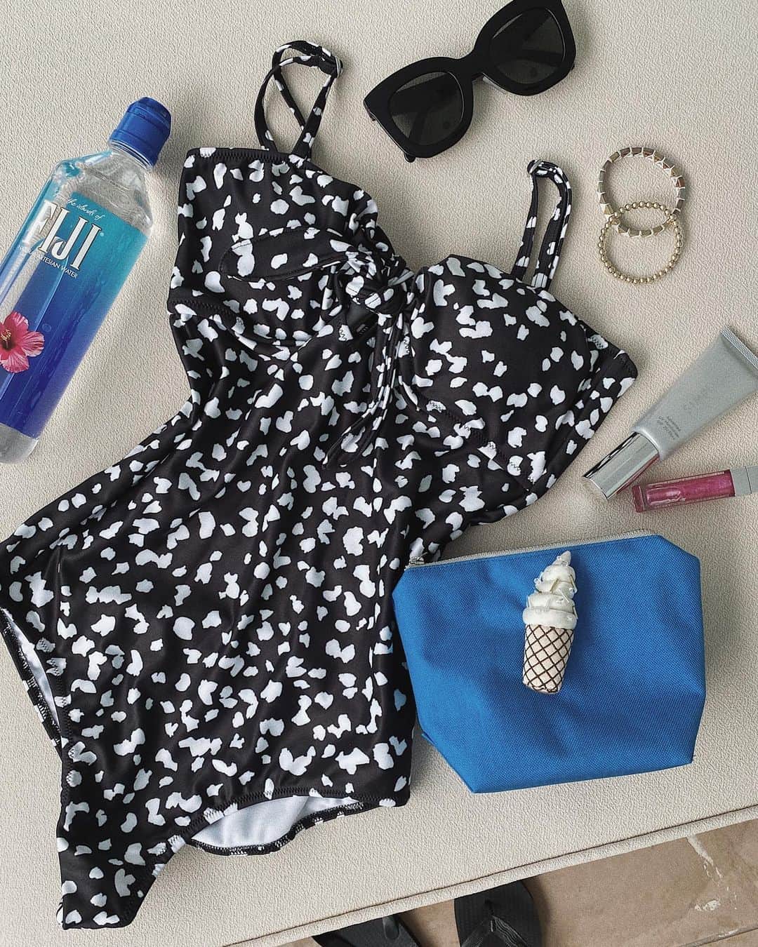 翁安芸さんのインスタグラム写真 - (翁安芸Instagram)「今日も暑い🍦☀️💦 水着は毎年ブラックベースのモノトーンを選んでいます。今年はヨンちゃんデザインの #coel 😎 #summer #swimwear #水着 #ludlow #fijiwater #フィジーウォーター #シンプリス #日焼け止め」8月2日 12時07分 - akinyc