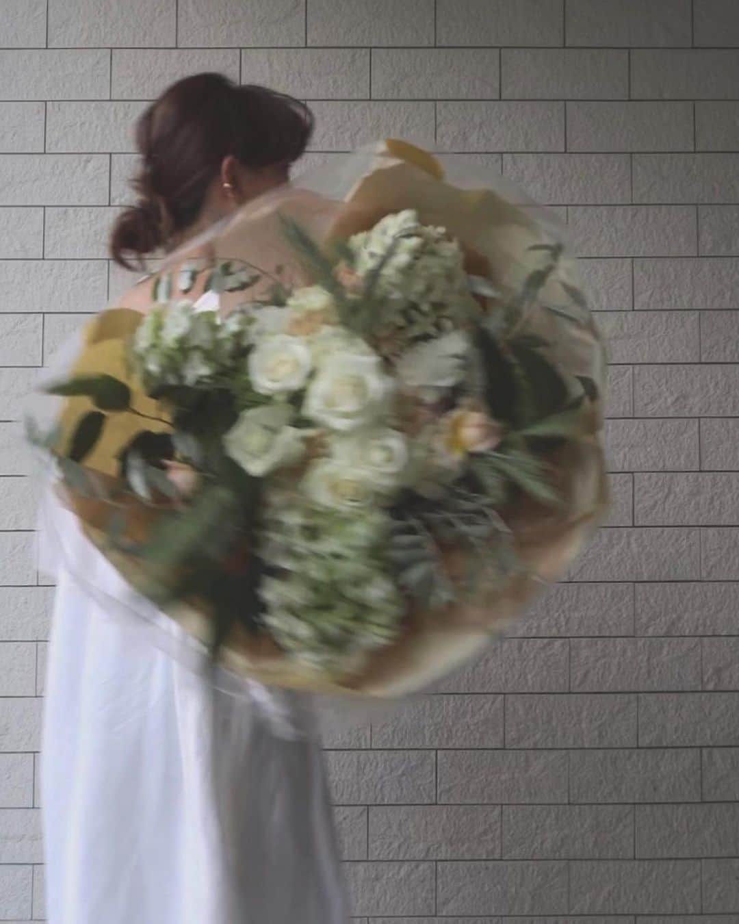 JUNNAのインスタグラム：「あっという間の4年間  自身のブランドを立ち上げると言う 私の人生で一番濃い4年間でした。  自由に、のびのびと、そしてやりたい！と申し出る事に対し、いつも前向きチャレンジさせてくれる会社でした。  困った時には事業部関係なく 会社中のみんなが助けてくれました。  既に退職された方々からも沢山ご連絡いただき、涙。涙。 嬉しい...。 この2日間、改めて多くの方に支えられていた事を実感しております。  最後オフィスを出る時にはみんなにお見送りして貰って 最後のエレベーターは 素敵すぎるお花を抱きしめて号泣でした。  と まるでETRÉ TOKYOを卒業するかの様な 雰囲気になりましたが、 ETRÉ TOKYOは何も変わらず チームメンバーも誰一人変わらず🤚  会社のお引越しです  無事新しいプレスルームも完成し 明日はいよいよ初出勤。  ドキドキ💓  ETRÉ TOKYO 第ニ章始まります🥳  最後の写真は思い出のETRÉ TOKYO初出荷 みんなで徹夜の日々  #ありがとうございました あぁ...やっぱり寂しい...🥺 暖かい会社のみんなが大好きです。」