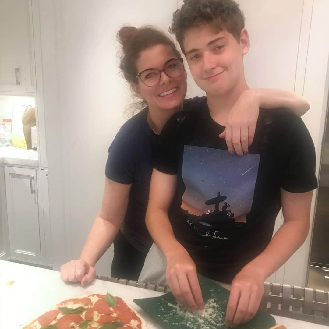 デブラ・メッシングさんのインスタグラム写真 - (デブラ・メッシングInstagram)「Yes we did.  Call us Villa Messing.   #homemade #pizza #motherson #familyrestaurant #pepperonipizza #glutenfreecrust」8月2日 12時15分 - therealdebramessing