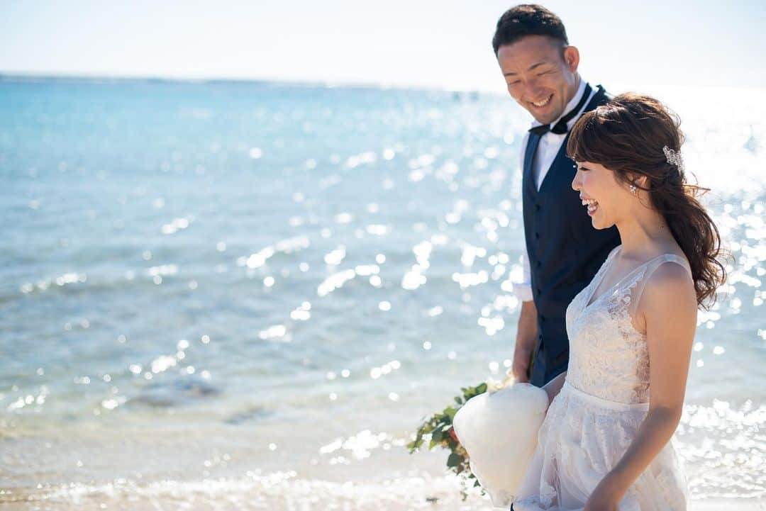 RealWeddingsのインスタグラム：「キラキラの空と海に負けないハッピーオーラが眩しい✨✨﻿ ﻿ Planning:@realweddings_hawaii﻿ Photo:@visionarijapan﻿  @plemeri ﻿ Hair&Make Up:@styles_free_llc﻿ Bouquet:@deux_feuille ﻿ #ハワイ挙式#ハワイウェディング#ハワイ婚#リゾ婚#リゾ婚ハワイ#海外ウェディング#ハワイ結婚式#プレ花嫁#フォトウェディング#海外挙式#花嫁準備#日本中のプレ花嫁さんと繋がりたい#全国のプレ花嫁さんと繋がりたい#リゾートウェディング#2020秋婚#2020冬婚#2021春婚#結婚式準備﻿ #hawaii#wedding#instawedding#instaphoto#hawaiiwedding#hawaiiweddingplanner#realweddings_hawaii」