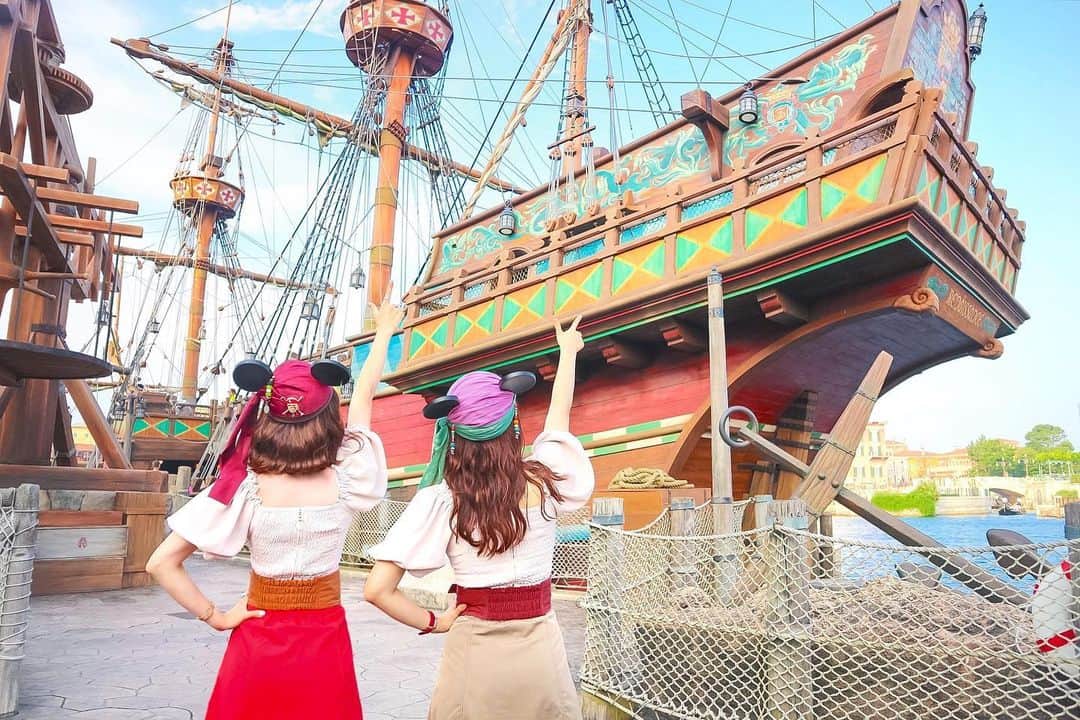Kanaのインスタグラム：「ㅤ ㅤ 去年みーずんちゃん( @m_i_zun )とした パイレーツコーデ☠️🏴‍☠️⚔❤️ ㅤ ㅤ ちょうど一年前くらい！ 初めて2人でインしたのが この時だったな〜懐かしい🥺💭🎞💓 ㅤ ㅤ ㅤ 今年もゲトウェで濡れたい夏でした。。。 ㅤ ㅤ ㅤㅤ ㅤ ㅤ ㅤ ㅤ ㅤ #かなずん ㅤㅤㅤㅤ #kana_disney ㅤ ㅤ ㅤㅤ #東京ディズニーシー #東京ディズニーリゾート #パイレーツサマー #パイレーツオブカリビアン #海賊コーデ #パイレーツコーデ #ディズニーコーデ #イヤーハット  #イヤハ #レディアゼル #tokyodisneysea #tds #tokyodisneyresort #tdr #piratessummer #disneypiratessummer #piratesofthecaribbean #earhat #pirates #redyazel」