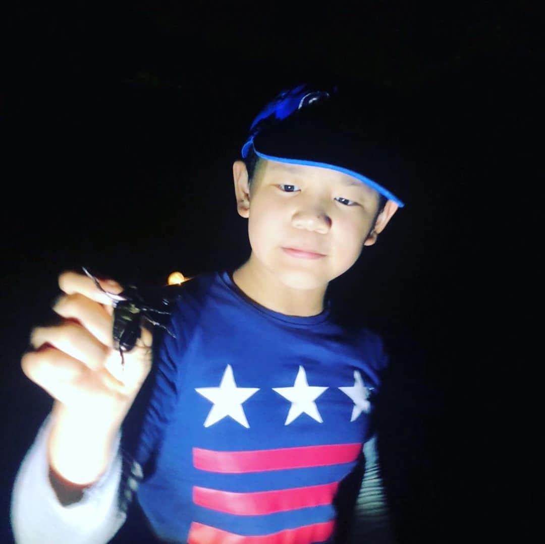 永田裕志さんのインスタグラム写真 - (永田裕志Instagram)「昨日の夜は息子とカブトムシ採りに埼玉県某所の雑木林に行ってきました。 樹液にかぶりつくカブトムシに興奮しながら息子は必死にカブトムシを採ってました。 今年はコロナで大変ですが、短い夏休みに少しでも良い思い出を作ってあげたいとの思いからのカブトムシ採りでした。 沢山採れたので、自宅にて飼おうと思います。 #永田裕志  #永田裕生  #カブトムシ」8月2日 12時33分 - yuji_nagata