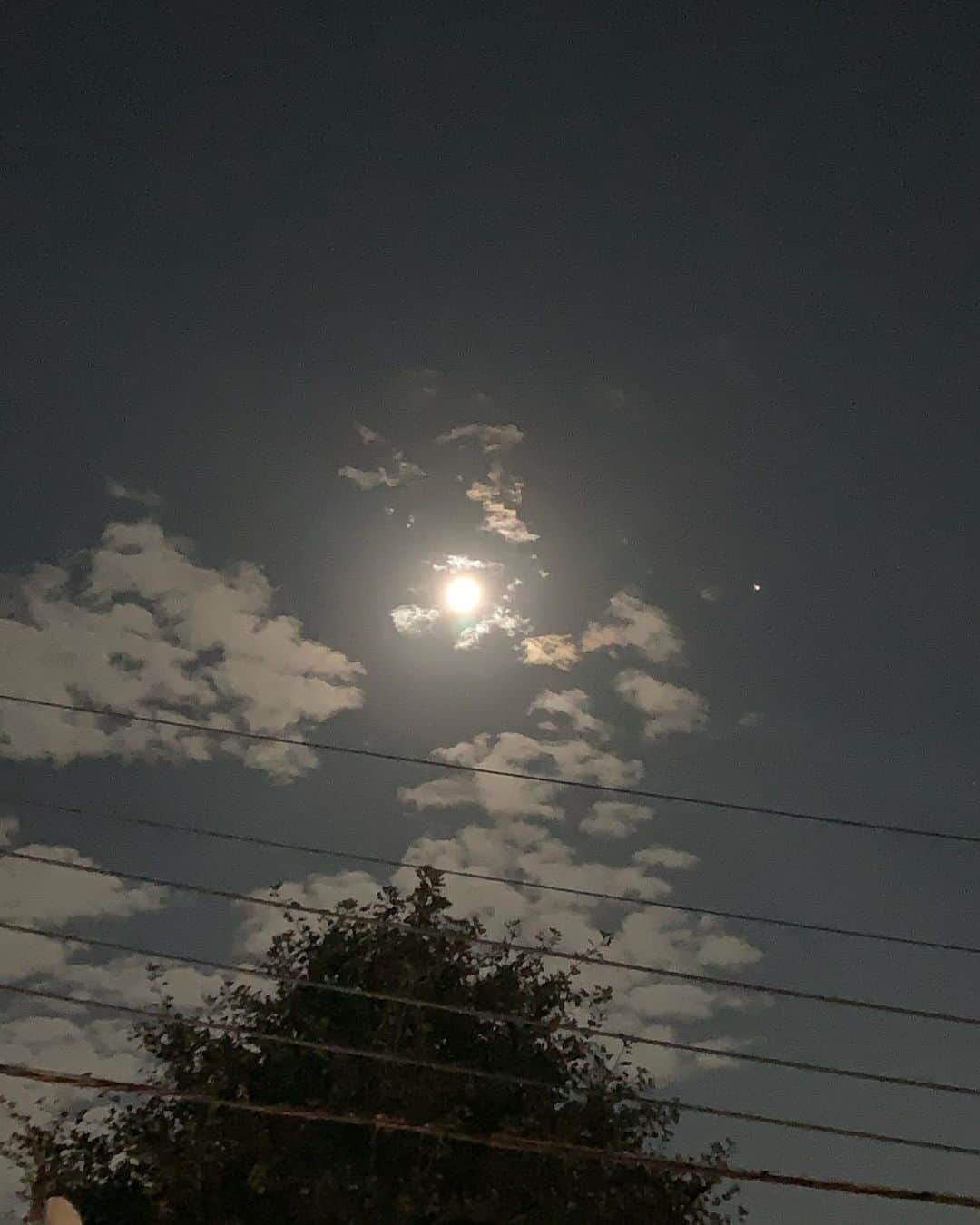 のインスタグラム：「🌖🌙✨ こんな明るいmoon🌖久々見ました🥺💕 なんか心が気持ちいいですね☺️✨  #峯村日記  #夜空  #月  #我孫子市  #癒しの時間　 #電線入っちゃいましたがそれでもキレイ🥺」