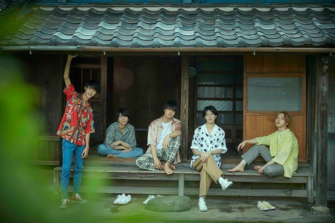 M!LKオフィシャルInstagramのインスタグラム：「9月30日(水) 4th AL「HOME MADE CHU!?」発売決定‼️  新アーティスト写真も公開しました😎✨  今作はジャケット中面や、メンバーが監督として撮影したMVが入ったりと、楽しさいっぱいに詰め込んだおもちゃ箱のようなDIYアルバムになってます🧸🎵  そしてFC限定盤には、ランダムで『メンバー直筆サイン入りのサンキューメッセージカード』が📝✨  詳細はこちら https://sd-milk.com/news/2921」
