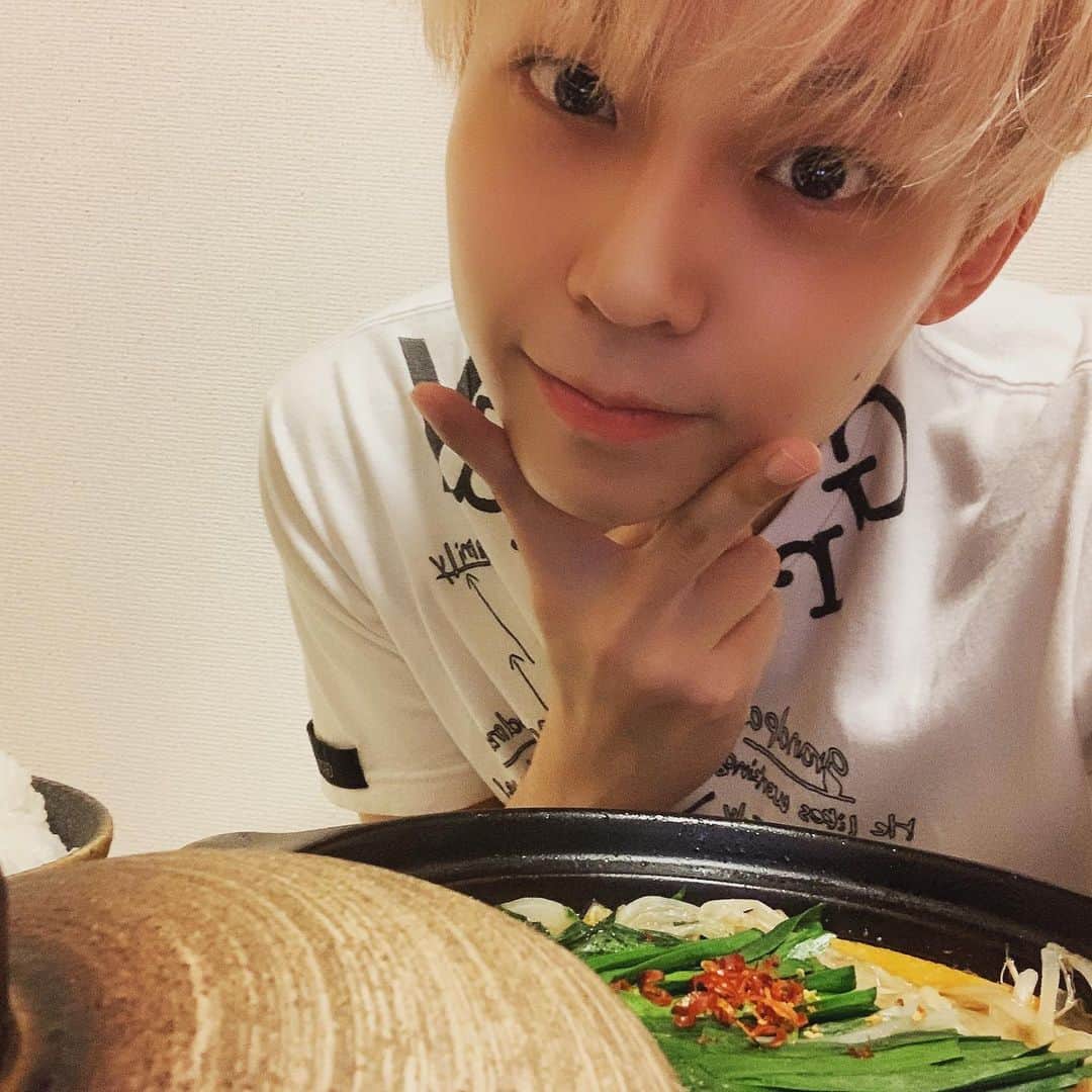 沢村玲/REIのインスタグラム：「今日の料理は"豚バラでモツ鍋！"  お野菜も食べれて簡単に作れる料理でついつい何回も作っちゃう料理なのです！  ちなみに味は最高でした！笑  やっぱ料理大好きだ！(*^_^*)  みんな食べたい！？(о´∀`о)  #おうちごはん　#おうち時間 #料理男子 #料理上手になりたい #沢村玲 #REI」