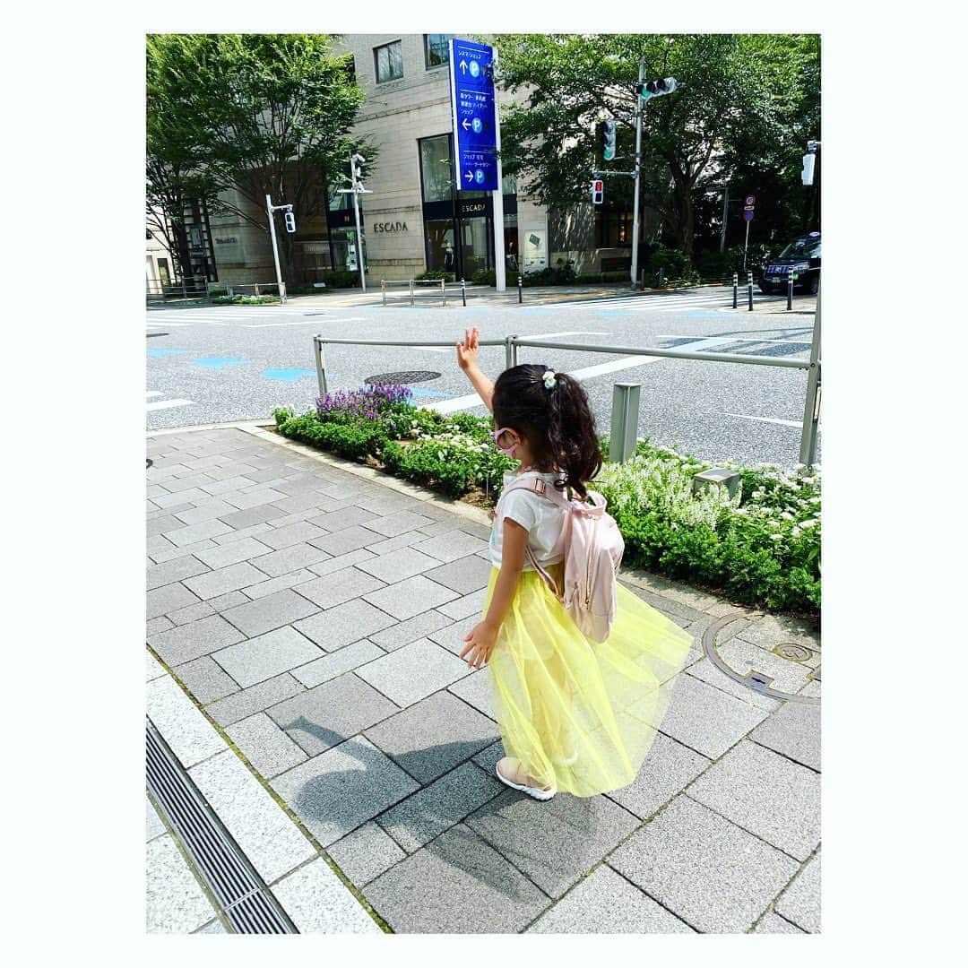 廣瀬規子のインスタグラム：「今日もたっぷり、べったり、遊んだね😊 ・ 可愛いチュールスカートは @tanakamasami_official からの プレゼント🎁💕 ・ @scotandy_tokyo  ・ 何だかちょっとSATCのキャリーにでもなったみたいなオシャレ感❤️ ・ 行く先々で、みんなに褒められたね😉 ・ まさみん、素敵なプレゼントをありがとう〜🙇‍♀️🙏✨ ・ ・ #3歳女の子 #子供服 #kidsfashion #littlegirl」