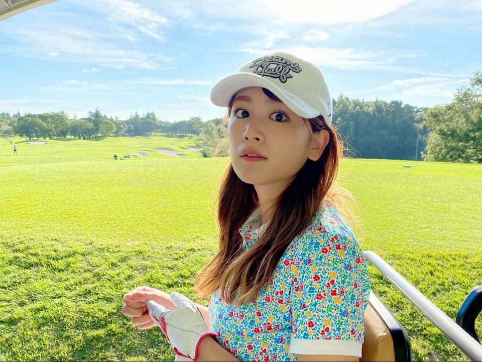 久松郁実さんのインスタグラム写真 - (久松郁実Instagram)「﻿ ﻿ 最近BEAMS GOLFのウェアが﻿ お気に入りです🏌️‍♀️💖﻿ お洒落で可愛くて好き！！﻿ ﻿ YouTubeでも同じの着てますね♪﻿ ﻿ 右にスワイプしてね😋﻿ ﻿ ﻿ ﻿ #女子ゴルフ#ゴルフ女子﻿ #ゴルフウェア#beams golf﻿ #😋﻿」8月2日 21時58分 - ikumi_hisamatsu