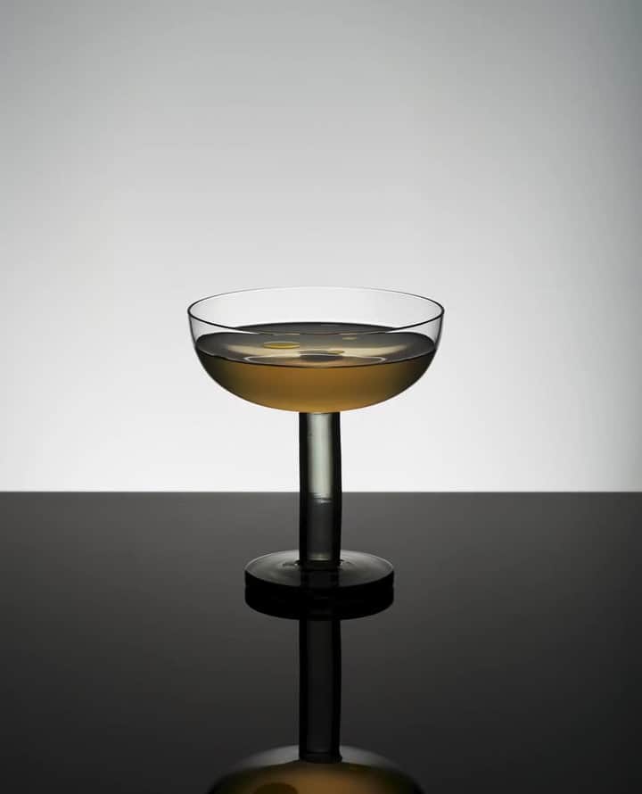 のインスタグラム：「Introducing PUCK: our newest Drinkware family.⁠ ⁠ Using the basic forms of geometry, such as cylinders, cones and spheres, PUCK is a collection that’s resilient enough to survive in a professional cocktail environment. Anchored with a satisfyingly thick base that’s reminiscent of game pucks.⁠  Offering you all early access to purchase this new collection; available on our website now.⁠ ⁠ Explore more via our link in bio. ⁠ ⁠ ⁠ #tomdixon #tomdixonPUCK #glassware #drinkware #cocktails #interior #design #homedecor #instahome #interiordesign #glass #inspiration」