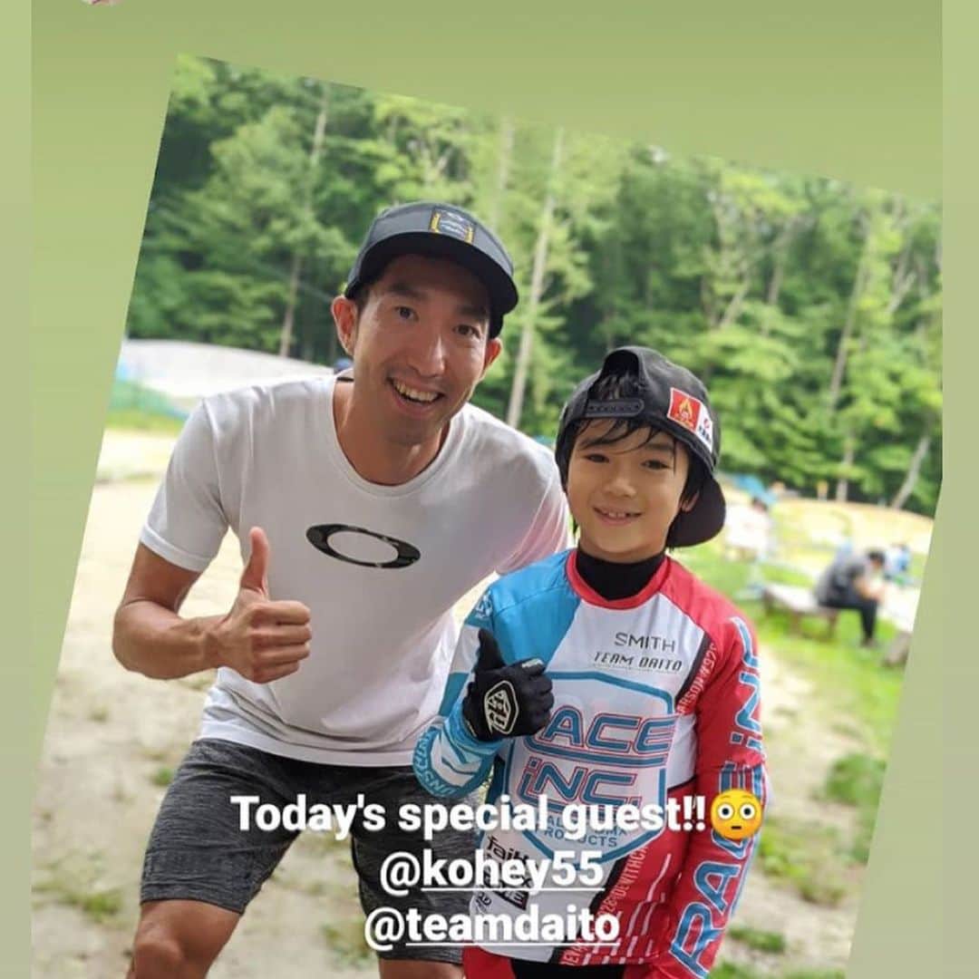 山本幸平さんのインスタグラム写真 - (山本幸平Instagram)「刺激ある1日でした。富士見パノラマスキー場にて日本を代表するダウンヒルライダーと直接指導を受けることが出来ました。永田 隼也井手川 直樹黒沢 大介Yuki Kushimaありがとうございました‼️米田 大輔‼️ サプライズでメインスポンサー渡辺 俊太郎さんも来られて息子さんとマウンテンバイクLIFEを楽しく盛り上げてくれています。  その後はYBP(Yuta’s bike park)栗瀬 裕太さんから直接ジャンプ指導を受ける事が出来ました。 沢山の想いが、こもっている、この場所で多くのkidsが楽しく本気になって乗っている姿を見れて僕自身も初心に戻り、初めて訪れた場所でしたが栗瀬さんの素晴らしい取り組みに感動しました。 若手育成や環境整備についても学ぶ事が多いです。 脳とバイクスキルアップが出来た濃厚な1日で大満足です。」8月2日 22時12分 - kohey55
