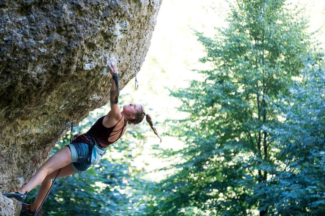 カロリーネ・ジンフーバーのインスタグラム：「spent a week in the frankenjura coaching the young guns of @kletterverband.tirol 🔥 in between my ‚restweek‘ and coaching, i sneaked in a quick ascent of ‚Mata Hari‘ #couldbeahighball  @sosolid_official @belmezattitude @frictionlabs @natureclimbing @scarpa_at @verivalbio  . . . . . #climbing #klettern #germany #frankenjura #deutschland #coaching #rope #tryhard #noplacetoofar #bouldern #iloooveit」