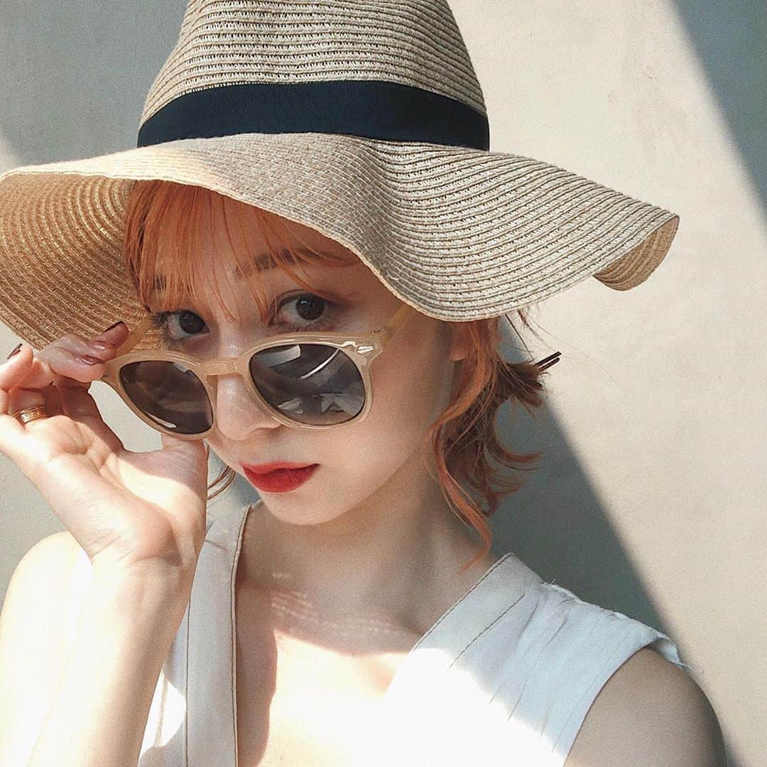 松尾 瞳のインスタグラム：「里帰り前のラストカラー、 どうしようかな〜〜去年したこのオレンジ可愛くてお気に入りだったけど、なかなかオレンジ味が抜けなくて次回からのカラー大変だったな〜〜😇🍊🍊笑 . あと数日で帰るけどカラーもしなきゃだし、 里帰り準備もまだ全然してないし区役所も行かなきゃで やる事いっぱいです、、☁️ . #オレンジヘアー #ヘアカラー #夏カラー #マタニティライフ」