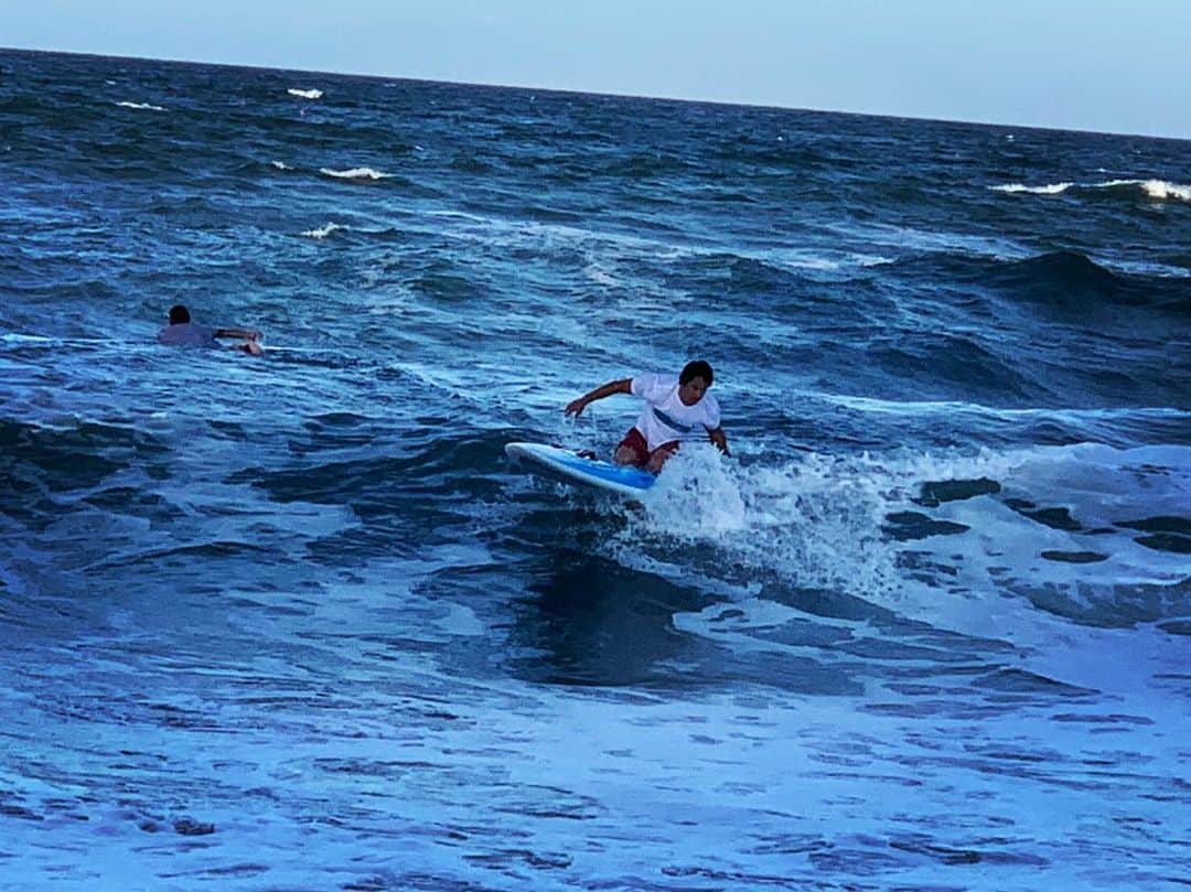 飯沼誠司さんのインスタグラム写真 - (飯沼誠司Instagram)「Everyone is surfing until dusk. #tateyamasurfclub #catchwaves  #training #まだまだ動きます #毎日楽しい #夏はやっぱりこうでしょ」8月2日 22時11分 - seiji_iinuma