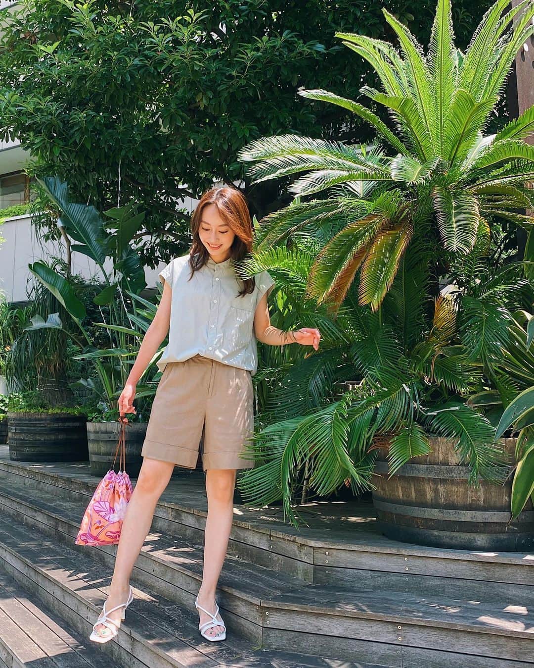 小祝麻里亜のインスタグラム：「今日は父の誕生日なので、車で実家に行き、ケーキを囲んできました🤗🎂7月末は旦那さんと義姉さんの誕生日だったりと、Birthdayラッシュが続いてます🎊 ． ． 週末も終わりましたが、今週も宜しくお願いしますね💞  私服は昨日の。ショートパンツは前のすぎて、今はない洋服ブランド。麻素材で夏らしくって好きだから、断捨離せずにとっておいてます🌱 ． ． ． tops． @auralee_tokyo  short pants．AMIW(by @wakako.ninomiya ) bag． @loewe  shoes． @zara  ． ． ．＿＿＿＿＿＿＿＿ #outfit #coordinate #look #instafashion #셀스타그램 #얼스타그램 #코디 #스타일링 #데일리 #데일리룩 #오오티디」