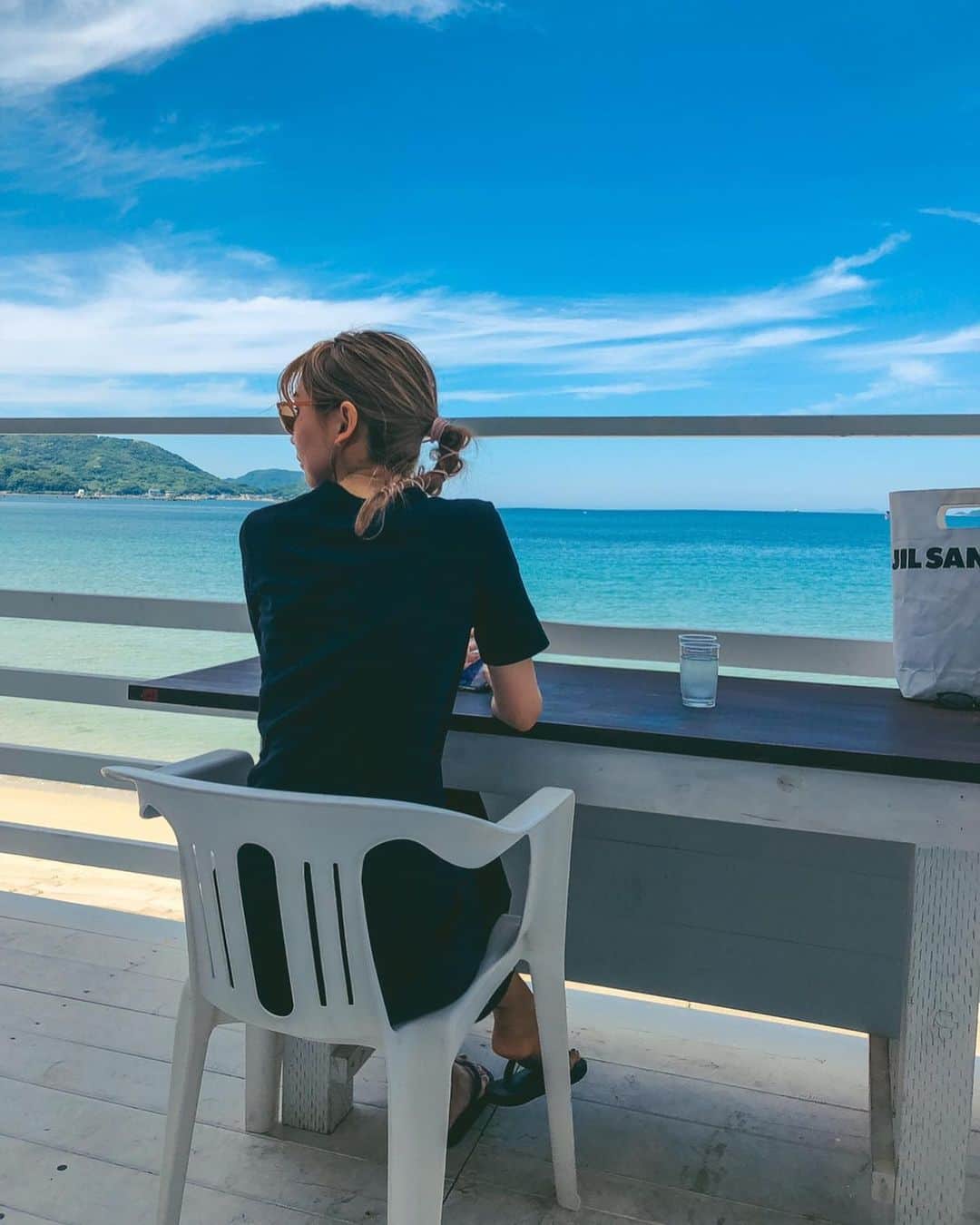 のインスタグラム：「目の前絶景な糸島食堂のテラス席🐳 . お気に入りの山鹿シルクのさらっさらこワンピースで快適ドライブでした👗　@merci__jp  . #糸島#糸島食堂#糸島ドライブ」