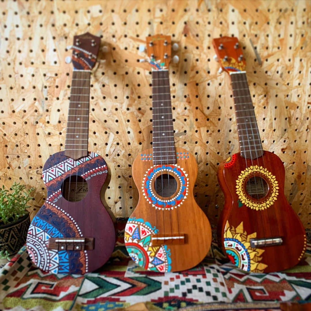 ダイスケのインスタグラム：「#ukulele  #ukulelepainting  #ukuleledesign  #ウクレレペイント  #ウクレレ ⛰🌞 #ウクレレピクニック」
