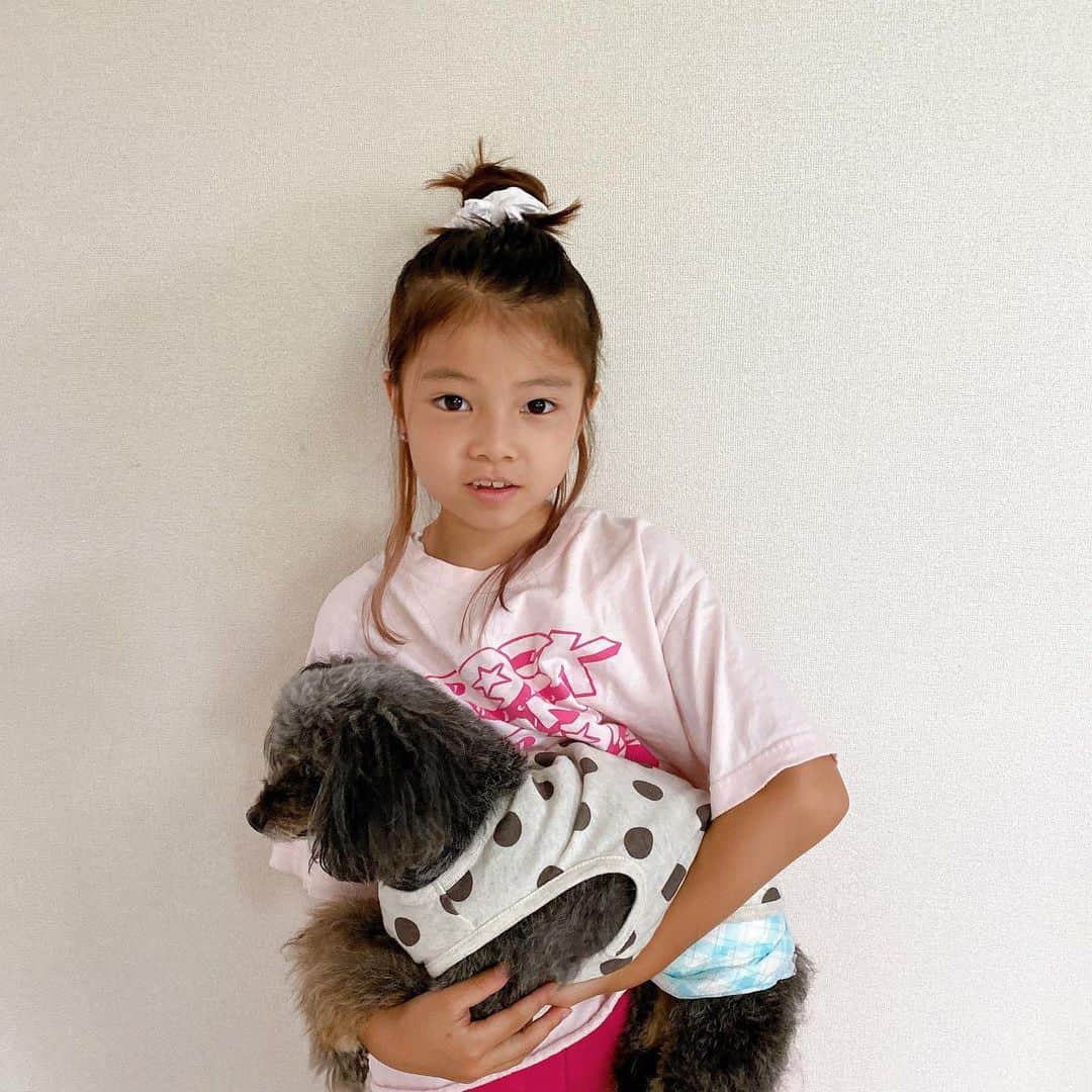 西山美希子さんのインスタグラム写真 - (西山美希子Instagram)「この後れ毛の絶妙感が大切らしく、何度かやり直しているうちに、わたしも娘のヘアアレンジかなり上手になってきた！べつにウレシイことでもないけど…w。インナーカラーをピンクに染めました。」8月2日 22時15分 - mariaclove
