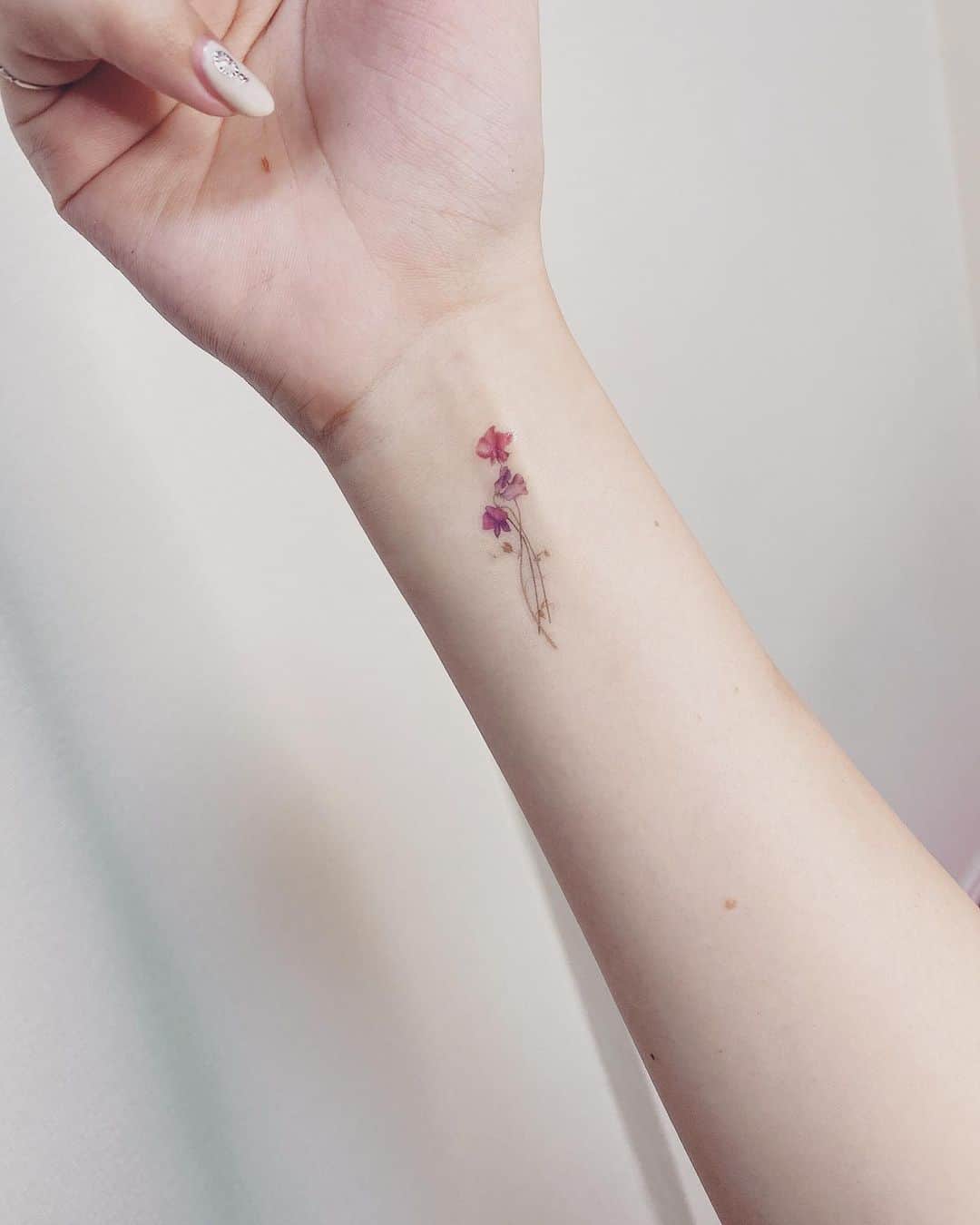 のインスタグラム：「気分転換にワンポイント お花のタトゥーシール  数日で取れるしこれくらい素朴なデザインならいいかも( ˘꒳˘) いつもの日常を少しだけ特別に。 @suhada_irodore   #ATY #夕香里 #suhada #タトゥーシール」