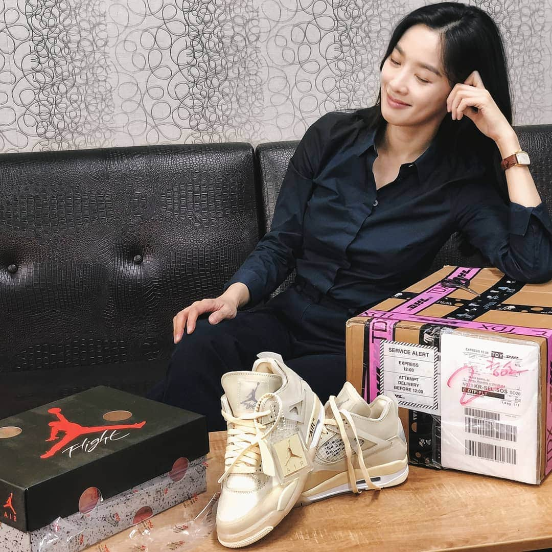 イ・チョンアさんのインスタグラム写真 - (イ・チョンアInstagram)「광고) 💕💕💕  thanks to @off____white   #nike #offwhitejordan4  #unboxing」8月2日 22時22分 - leechungah