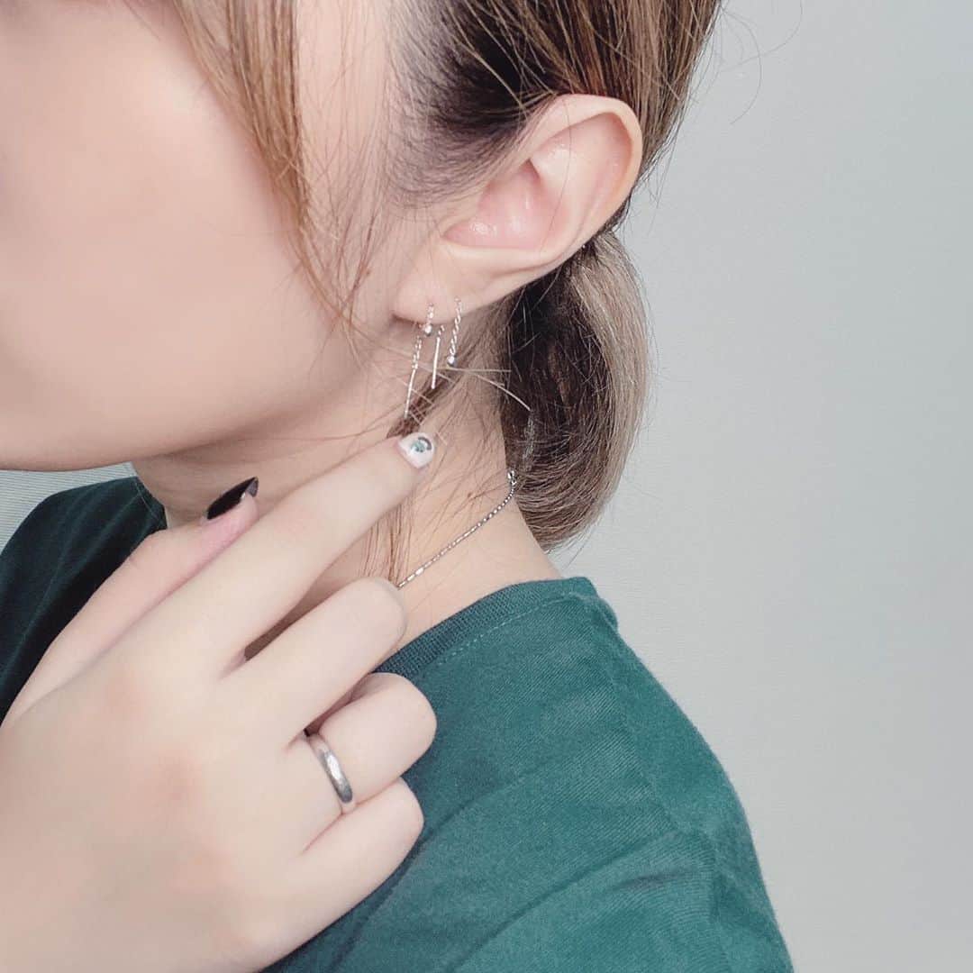 のインスタグラム：「チェーンのピアス 昔よく集めてたんだけど 最近またつけるようになりました♡ @day_and.official   #ATY #夕香里 #チェーンピアス」