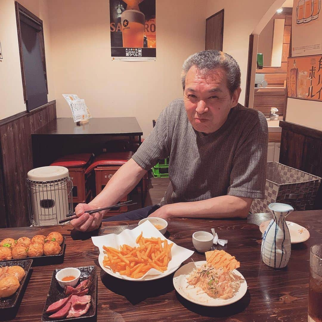 佐藤つば冴さんのインスタグラム写真 - (佐藤つば冴Instagram)「前に父が急にご飯誘ってきたの👨🏻珍しい . ふたりきりでご飯なんて 初めてだったから私戸惑い👶🏻💭w 楽しかったよ！ . . #とみお #楽しそうに #してた #🙃💙」8月2日 22時30分 - korochan25