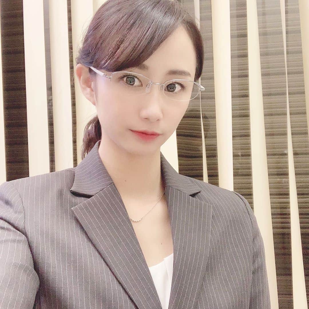 筒井萌子のインスタグラム：「* 【📣お知らせ🐻】 ＼8月5日（水）よる9時スタート🌠／ ドラマ『 #7人の刑事 シーズン6 』🚔✨ 1話にほんの一瞬ですが出ます𓂃 𓈒𓏸❁⃘ 長年愛され続けているシリーズ物に 携われてとっても嬉しいです𖤐˒˒ ・ 和気あいあいととってもにぎやかな現場で 海外の大人気ドラマのお話で盛り上がりました♪ 私もちょうど見ていて盛り上がれたので空き時間もとっても楽しかったです◡̈⋆ 是非見てください♪ ・ #刑事7人  #東山紀之 さん #田辺誠一 さん #倉科カナ さん #白洲迅 さん #塚本高史 さん #吉田鋼太郎 さん #北大路欣也 さん　 #テレ朝 #ドラマ」