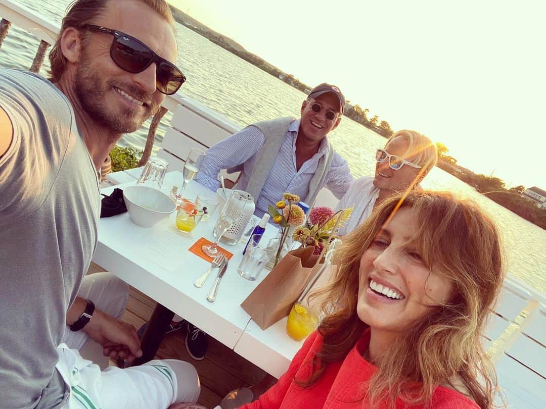 ジェニファー・エスポジートのインスタグラム：「Social distancing, a sunset and some friends -simple things mean the most. Enjoy every last moment. @thesurflodge」
