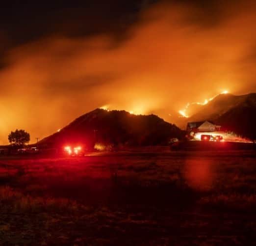 のインスタグラム：「AFP Photo 📷  @joshedelsonphotography - In this long exposure photograph, firefighters monitor flames as they skirt a hillside near a residential area during the Apple fire in Banning, California on August 1, 2020. 4,125 acres have burn in Cherry Valley, about 2,000 people have received evacuation orders in the afternoon of August 1. Around 8PM the fire spread to 12,000 acres. #fire #firefighter #california #californiafires」