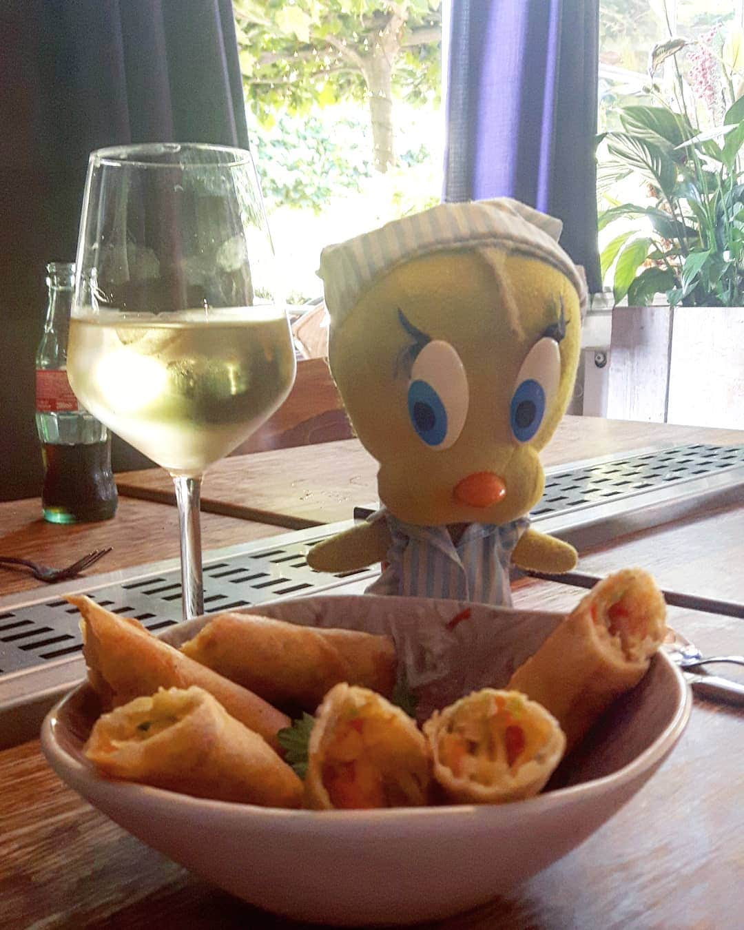 Little Yellow Birdさんのインスタグラム写真 - (Little Yellow BirdInstagram)「Springrolls!! #littleyellowbird #tweety #tweetykweelapis #adventures #yellow #bird #weekend #sunday #sundayevening #dinner #springrolls #loempias #flores #loenenaandevecht #asianfood #food #goodfood #whitewine #wine #stuffedanimalsofinstagram #plushiesofinstagram」8月2日 22時32分 - tweetykweelapis