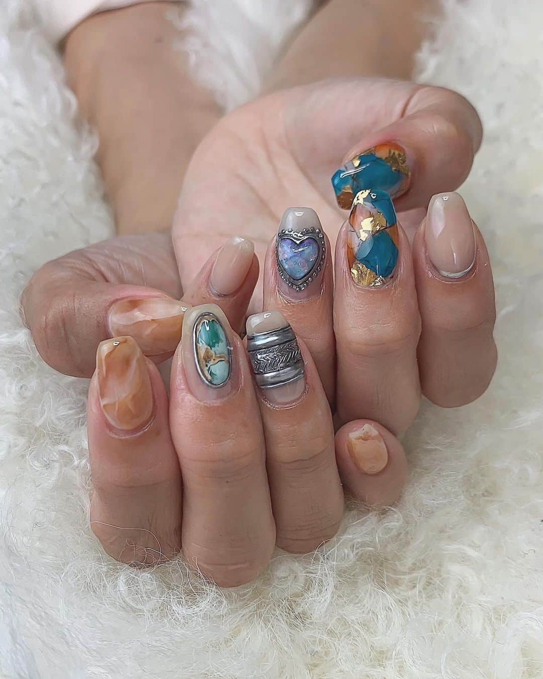 Nailsalon Cielさんのインスタグラム写真 - (Nailsalon CielInstagram)「今日はプライベートレッスンの日﻿ ﻿ デザインを施しながらのレッスン﻿ 色んなアートを学んで頂きたいのもあって﻿ 片手ずつ違うデザインになりましたが﻿ これはこれでまとまったかも📸﻿ ﻿ ﻿ ホント細かい作業沢山あるけど﻿ 細かい作業の積み重ねで 作品が出来ていく👐🏾 ﻿ ﻿ 天然石1つ作るのも﻿ 道具選びはかなり大事なポイント✔︎﻿ 見極めるまでに﻿ だいぶお金使ったな~💸笑﻿ ﻿ いいものを作ろうってゆう気持ち﻿ 今日は改めて考えさせられました✌🏾﻿ ﻿ ﻿ 今この大変な時期に﻿ 和歌山県からわざわざ﻿ こんな小さいサロンめがけて✈︎﻿ レッスンに来てくだり、﻿ ありがとうございました！﻿ ﻿ ﻿ ﻿ ﻿ ※プライベートレッスンは﻿ 不定期になります✞﻿ ﻿ 尚、ネイリスト様への施術は﻿ お断りさせて頂いております💦﻿ ﻿ ご理解の程﻿ よろしくお願い致します🙇🏽‍♀️﻿ ーーーーーーーーーーーーーーーーーーー﻿ hotpepperBeauty net予約↓↓↓ ﻿ https://beauty.hotpepper.jp/smartphone/kr/slnH000217395/﻿ ーーーーーーーーーーーーーーーーーーー﻿ #ネイル#ネイルサロン﻿ #instagood#instanails#jelnail#ネイルアート#手描きアート#loveit#ジェル#ジェルネイル#個性派ネイル#トレンドネイル#お洒落ネイル#newnails#福岡ネイル#cute#beautiful#art#ネイルサロン#夏ネイル#福岡ネイルサロン#夏ネイル2020#天然石ネイル#gemstone#ジェムストーンネイル#ターコイズネイル#シルバージュエリーネイル#アクセサリーネイル﻿」8月2日 22時36分 - myanail