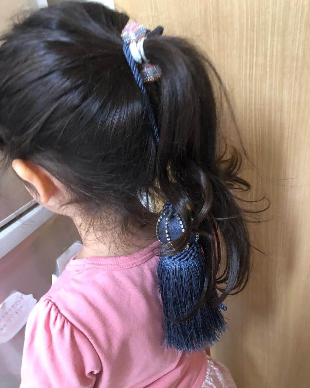川島章良さんのインスタグラム写真 - (川島章良Instagram)「. . . 娘なりのドッキリ  きあちゃんが急に引き出しから  カーテンを止めるやつをもってきて  髪の毛にくくってと  よくわからなかったけどくくってみました。  『うん。うん。いい感じ』  オシャレしてるのかなぁーとおもったら  ママのところにいき、何も言わずにケラケラ帰ってきました  『ママ、きずかなかったよ。ドッキリ成功だね』  ドッキリはきちがえてるけど可愛いからいいか  #きあちゃん  #ドッキリ #おしゃれ #髪飾り #親バカ部 #パパリ」8月2日 22時36分 - hannyakawashima