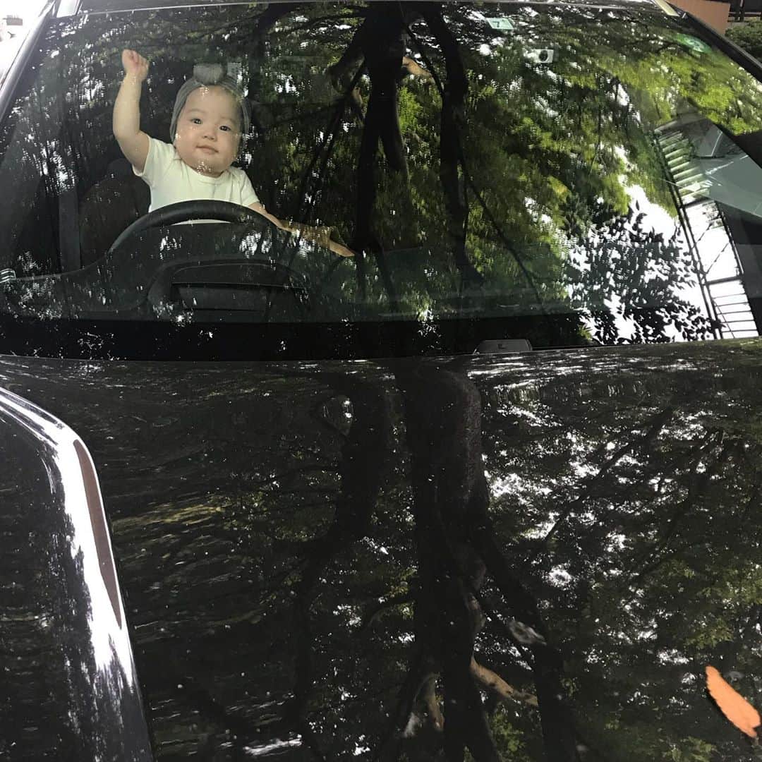 濱中鮎子さんのインスタグラム写真 - (濱中鮎子Instagram)「週末は夏の始まりを連れてきました。 緑が濃くて、青が深い。  #babydrivers  #安心してください父さん後ろにいます笑 #駐車中です  #お嬢とドライブ」8月2日 22時37分 - ayukohamanaka
