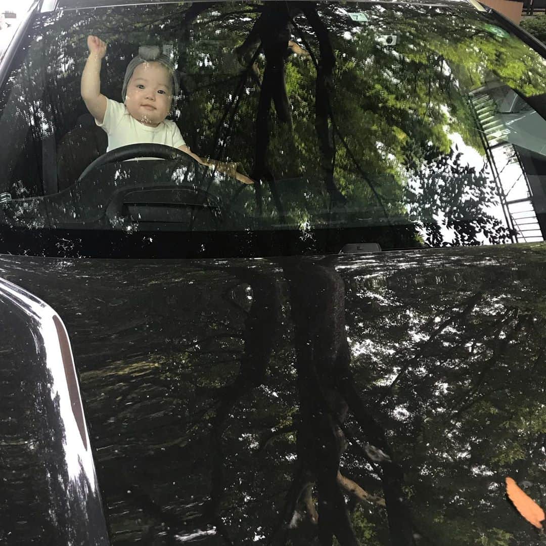 濱中鮎子のインスタグラム：「週末は夏の始まりを連れてきました。 緑が濃くて、青が深い。  #babydrivers  #安心してください父さん後ろにいます笑 #駐車中です  #お嬢とドライブ」