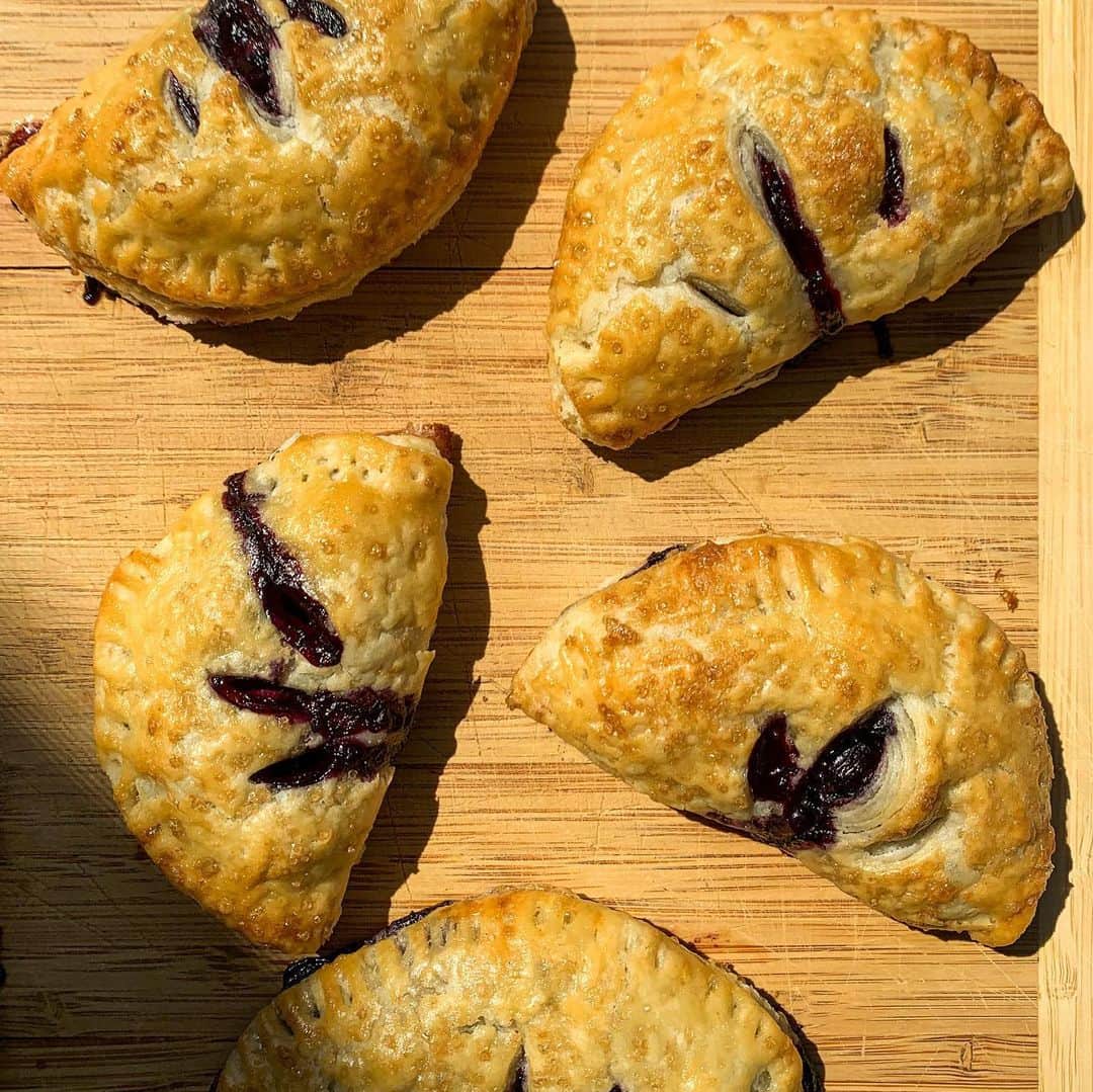 Food & Wineさんのインスタグラム写真 - (Food & WineInstagram)「Blueberry hand pies for breakfast, lunch and dinner! Tap the link in our bio for @kamrantsg's recipe. 📷: @meg_jean_」8月2日 22時41分 - foodandwine