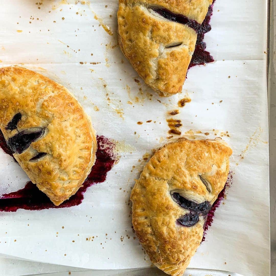 Food & Wineさんのインスタグラム写真 - (Food & WineInstagram)「Blueberry hand pies for breakfast, lunch and dinner! Tap the link in our bio for @kamrantsg's recipe. 📷: @meg_jean_」8月2日 22時41分 - foodandwine
