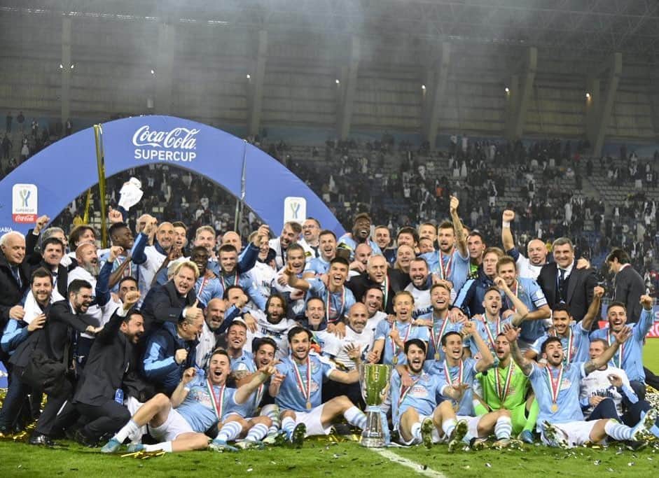 ダニロ・カタルディのインスタグラム：「Indimenticabile. Così è stata la nostra stagione, un anno di Lazio. Pieno di sogni, di battaglie, di cuore. Pieno di momenti indelebili, di voglia di superare ogni difficoltà. Abbiamo dato tutto per la maglia, sempre. Abbiamo vinto una Supercoppa, conquistato la Champions. Abbiamo visto la felicità dei nostri tifosi che in questo finale surreale ci sono mancati tantissimo. Abbiamo centrato obiettivi e guardiamo già oltre, ai prossimi. Con l’orgoglio di indossare questi colori. Con la voglia di dare il massimo, ancora. GRAZIE a tutti e sempre forza Lazio! 💙🏆🦅 @official_sslazio #forzaLazio」