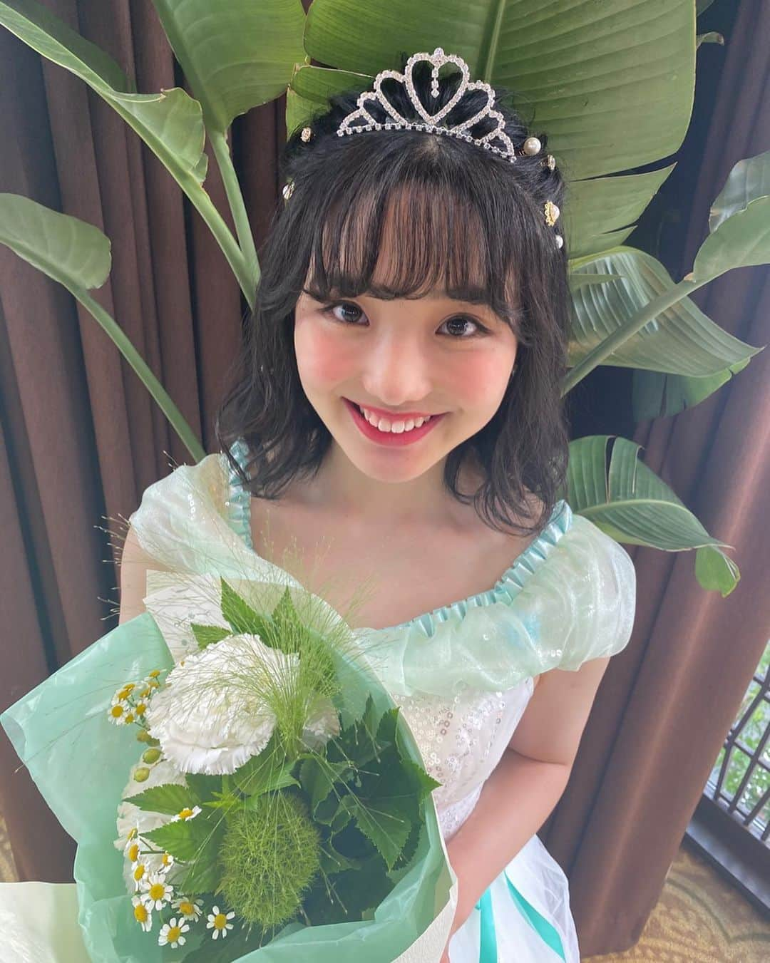 白井杏奈のインスタグラム：「・ 本日、ニコラの卒業式をしていただきました。 本当は3月に東京開放日で行う予定でしたがこのような状況になってしまいオンラインで行うことになりました。 ニコ読ちゃんと会えないのは悲しいですが卒業式を開催して頂いて嬉しく思います。 編集部の皆さんをはじめとしたスタッフの皆さん、ありがとうございます！ そして、画面越しではありますが私たち高2モの卒業式を見届けてくれたニコ読ちゃん、本当にありがとうございます！ ・ 卒業式のスピーチ、日本語おかしくてまとまったことが言えなかったのでここで少しお話しさせて下さい！ ・ 私は小学校6年生の時にニコラモデルオーディションに応募し合格することができました。小学校6年生から高校1年生の間ニコラモデルとして活動させていただきました。この期間は長いようであっという間でした。撮影はすごく楽しくて、撮影の前日はドキドキでした。素敵な先輩がいて素敵な仲間がいて幸せでした。けれど途中から楽しいだけじゃダメなんだと気づきました。周りの子と自分を比べてしまって自分の嫌なことばかり見つかって自分が大嫌いでした。自信がなくて撮影に行きなくないと思ったりすることもありました。そんな時でもニコ読ちゃんがいてくれたおかげでここまで来れました。ファンレター、SNS全部全部届いています。本当にありがとうございます。女の子が大好きな【ニコラ】という雑誌のモデルになれたことは一生の宝物です。ニコラに出会ってお洋服やメイクが大好きになりました。ニコラモデルになる前までは学校に行ってテレビ見てミニバスをしてと同じ日々の繰り返しでしたが、ニコラモデルになってから色んなことが変わりました。本屋さんに自分がいたり、ポスターが貼ってあったり、イベントを開催させてもらったりたくさん貴重な経験をさせていただきました。ニコラモデルになれて良かった！と心から思います。卒業しても芸能活動は続けていく予定です。今よりももっとレベルアップした白井杏奈を皆さんに見ていただけるように頑張ります！ニコラで教えて頂いたことをいかして頑張っていきます！たくさんの方に愛される人になれるよう頑張ります！ ・ くろちゃんはいつも明るくて可愛いのに面白くて会うたび幸せになれた！ニコラの部長としてまとめてくれてありがとう♡ さきちゃんは誰にでも優しくて本当に良い人！また早くお泊り会したいな〜たくさん2人で話した！ ののたんはいつの日からかすっごく距離が縮まって2人で変なことばっかしてたけど思い出すだけでも楽しいし私達ばかすぎる！笑 りりは小6からずっと一緒で同い年なのに見習わなきゃいけないことがたくさんで。そしてギャプがあるところも好き！ なるみんはすごい周りがみれて同い年だけどお姉ちゃんみたいだった！素敵な人って言葉がよく似合う！笑 せいかちゃんは最初はあんまり仲良くなかったけど、笑。徐々に仲良くなれて努力家で楽しい人だった！笑 そしてオルトンは、いっつも笑顔でオルトンがいるとみんな元気になれた！オルトンチャチャチャウーロン茶！ 同い年で一緒に頑張ってくれた7人が大好きです！またみんなで集まろね♡ ・ 今まで本当にたくさんの応援をありがとうございました！ これからもよろしくお願いします！ ・ 日本語おかしかったらごめんなさい！ 最後まで読んでくれてありがとう！ ・ 白井杏奈」