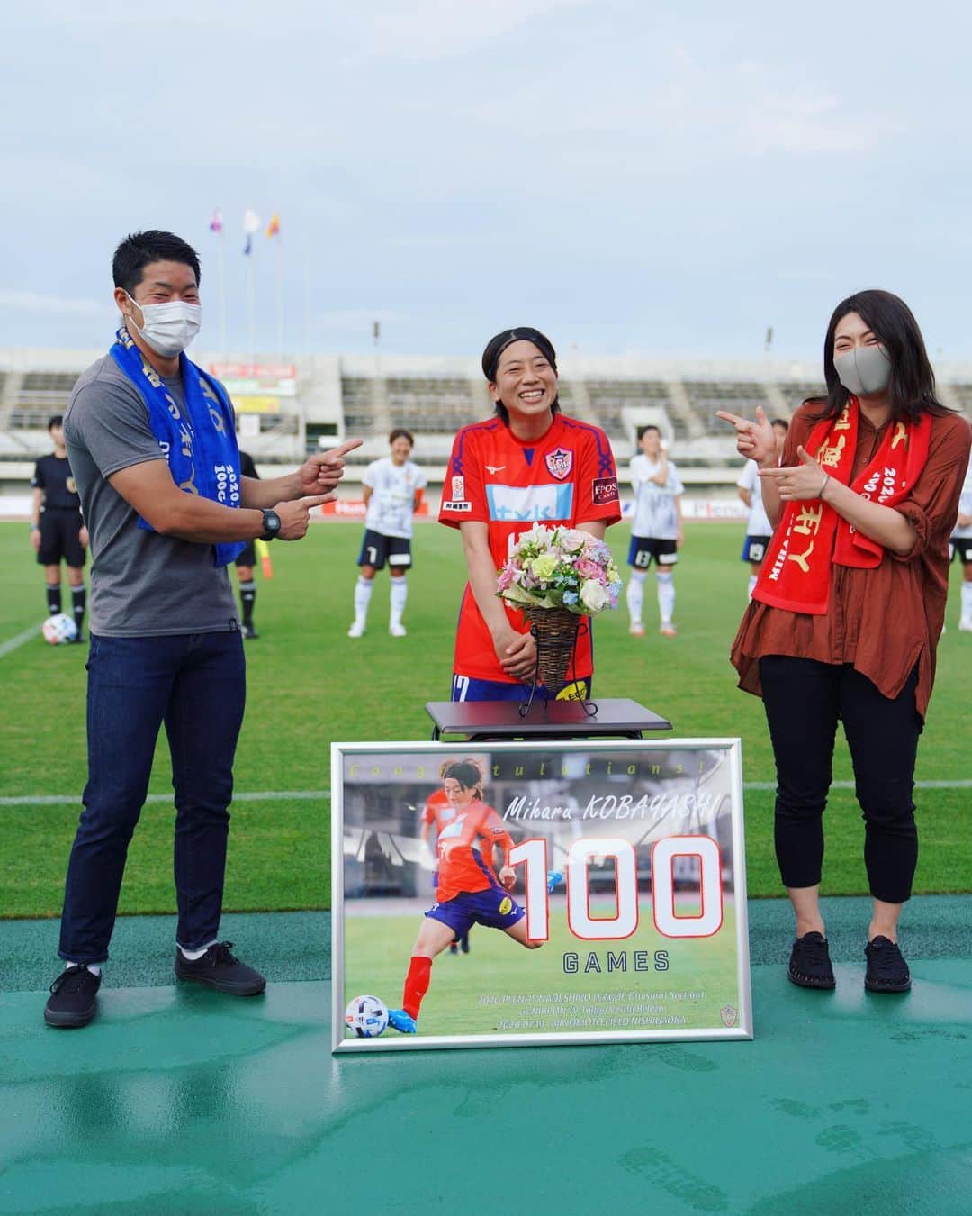 小林海青のインスタグラム：「100試合出場記念セレモニー🎉 大好きな弟（と姉）が花束プレゼンターをやってくれました💐 すごくすごく嬉しかったよ、2人ともありがとう😊😊 . #お姉ちゃん嬉しい」