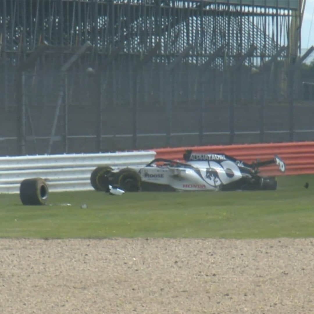 F1さんのインスタグラム写真 - (F1Instagram)「Kvyat ❌ He suffers a hair-raising shunt at the ultra-quick Maggots corner on Lap 12 😮 The AlphaTauri driver is out of the car and appears to be okay . #F1 #Formula1 #BritishGP」8月2日 22時46分 - f1