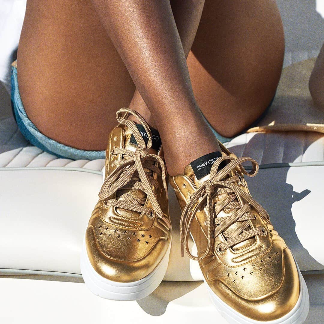 Jimmy Chooさんのインスタグラム写真 - (Jimmy ChooInstagram)「A golden summer glow with the HAWAII sneakers in metallic leather #JimmyChoo」8月2日 22時55分 - jimmychoo