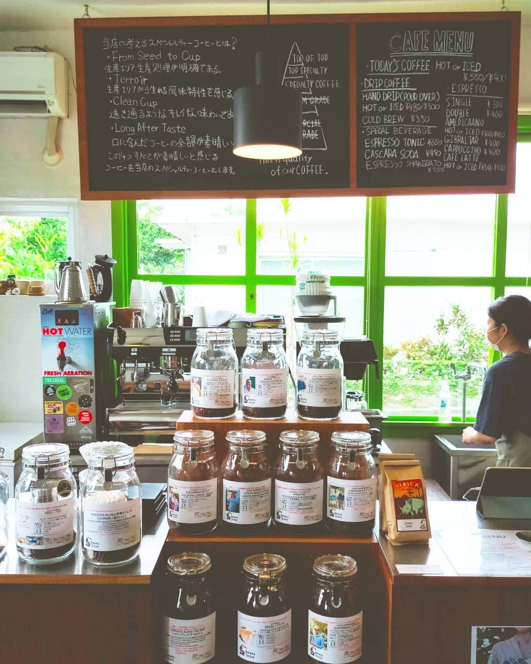 ERICAさんのインスタグラム写真 - (ERICAInstagram)「【沖縄セラードコーヒー☕沖縄旅行編】﻿ ﻿ ﻿ 先日紹介した喫茶ニワトリと同じエリアにあるコーヒースタンド。﻿ ﻿ 香りにつられて入りましたが、めちゃくちゃこだわっているコーヒー屋さん！﻿ ﻿ お店では店主自らが焙煎していました。﻿ ﻿ 世界中のコーヒー豆を独自の割合でブレンドしていて、全部のブレンドも自由に試飲できるという✨(その数12種類！写真3枚目)﻿ ﻿ しかも豆を200g買ったらドリンク1杯サービスという太っ腹🥺🥺🥺﻿ ﻿ ﻿ 人気ナンバーワンのコーヒー豆、いまも毎朝沖縄を思い出しながら飲んでます😍﻿ ﻿ 帰ってからも楽しめるっていいよねぇ✨﻿ ﻿ ちなみに1枚目の写真は近くの別の雑貨屋さんに入るときのでした😅﻿ ﻿﻿ *******************﻿﻿ ﻿﻿ ﻿﻿ 場所は中部にあるベースサイドのおしゃれスポット、港川外国人住宅街の一角。﻿﻿ ﻿﻿ お土産買うのにおしゃれなエリア🍀﻿♡﻿ ﻿ 現在お店は最大2組まで入店制限があります☺️﻿ ﻿ ﻿﻿ #沖縄　#沖縄旅行　#沖縄コーヒー　#沖縄旅　#タビジョ　#旅　#港川　#港川外国人住宅街　#カフェ　#コーヒー豆　#コーヒースタンド　#沖縄観光　#沖縄観光スポット　#沖縄中部　#沖縄土産　#旅好きな人と繋がりたい　#旅行好きな人と繋がりたい　#夏コーデ　#夏の思い出 #沖縄好きとつながりたい　#リフレッシュ　#バケーション　#リゾート　#ワーケーション　#旅行記　#tabippo #沖縄カフェ巡り #沖縄グルメ #笑顔」8月2日 22時48分 - renee.erica89