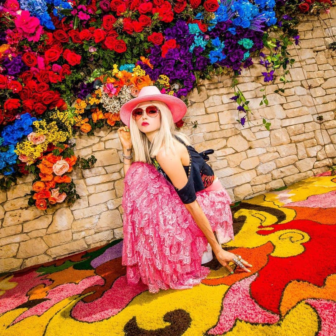 アリス+オリビアさんのインスタグラム写真 - (アリス+オリビアInstagram)「Keep your face to the sunshine and you cannot see a shadow...! 💪🥰」8月2日 22時53分 - aliceandolivia